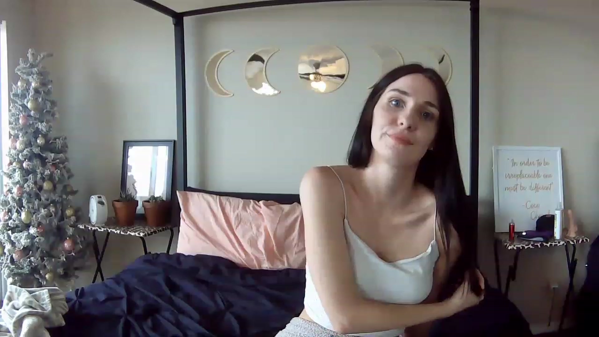 Gallery image thumbnail from AquariusBabe6's myfreecams stream on, 12/08/2022, 20:07 image 18 of 20