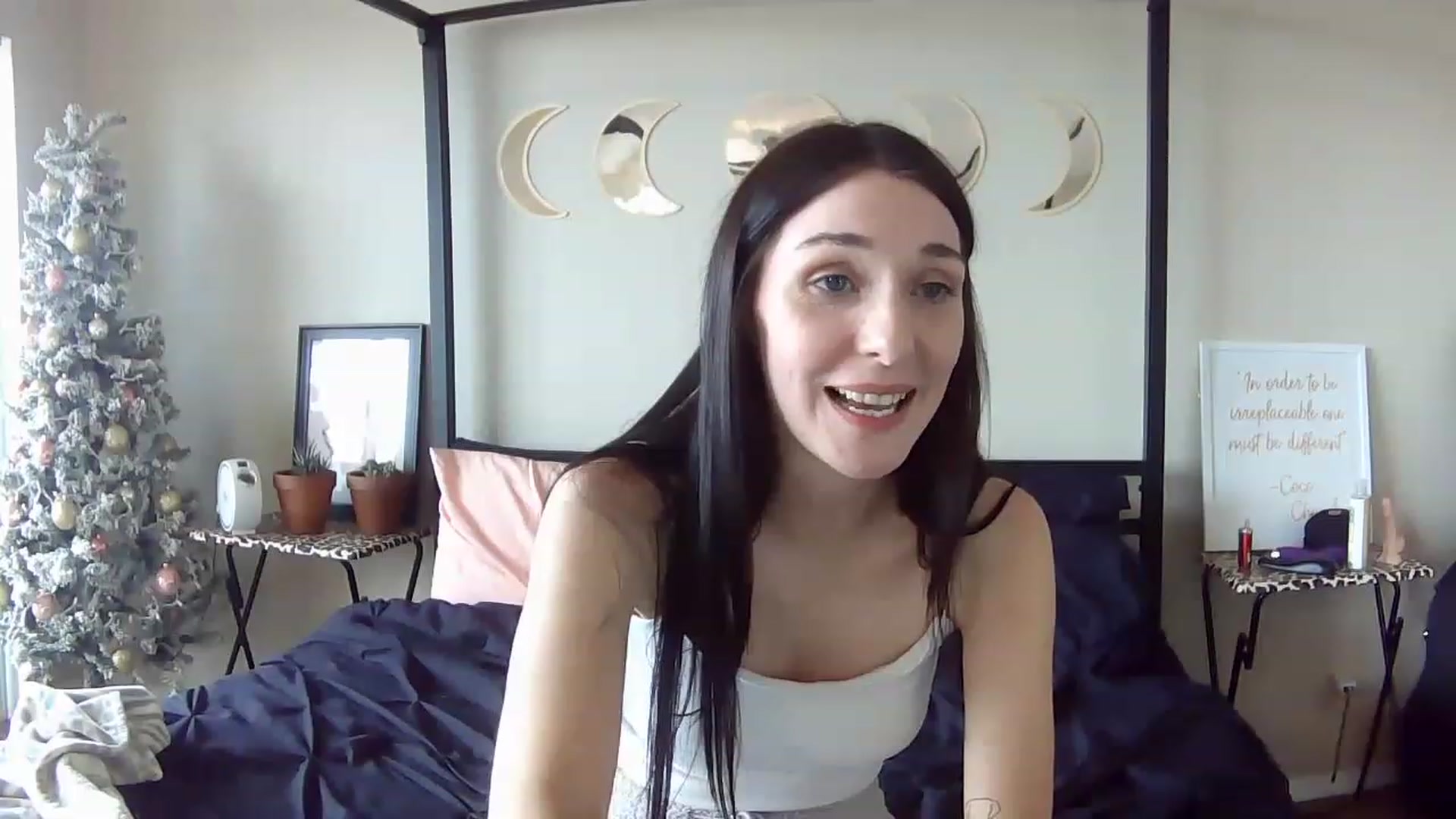 Gallery image thumbnail from AquariusBabe6's myfreecams stream on, 12/08/2022, 20:07 image 8 of 20