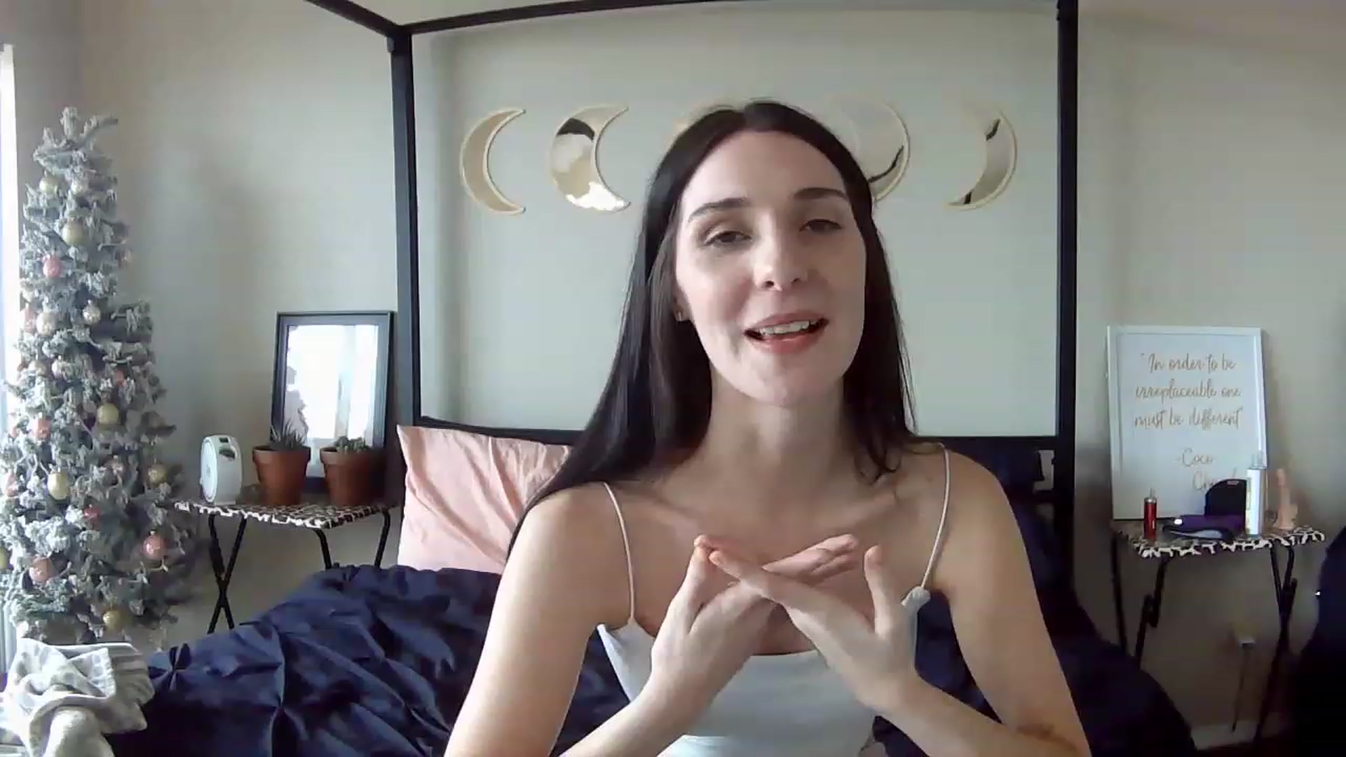 Gallery image thumbnail from AquariusBabe6's myfreecams stream on, 12/08/2022, 20:07 image 13 of 20