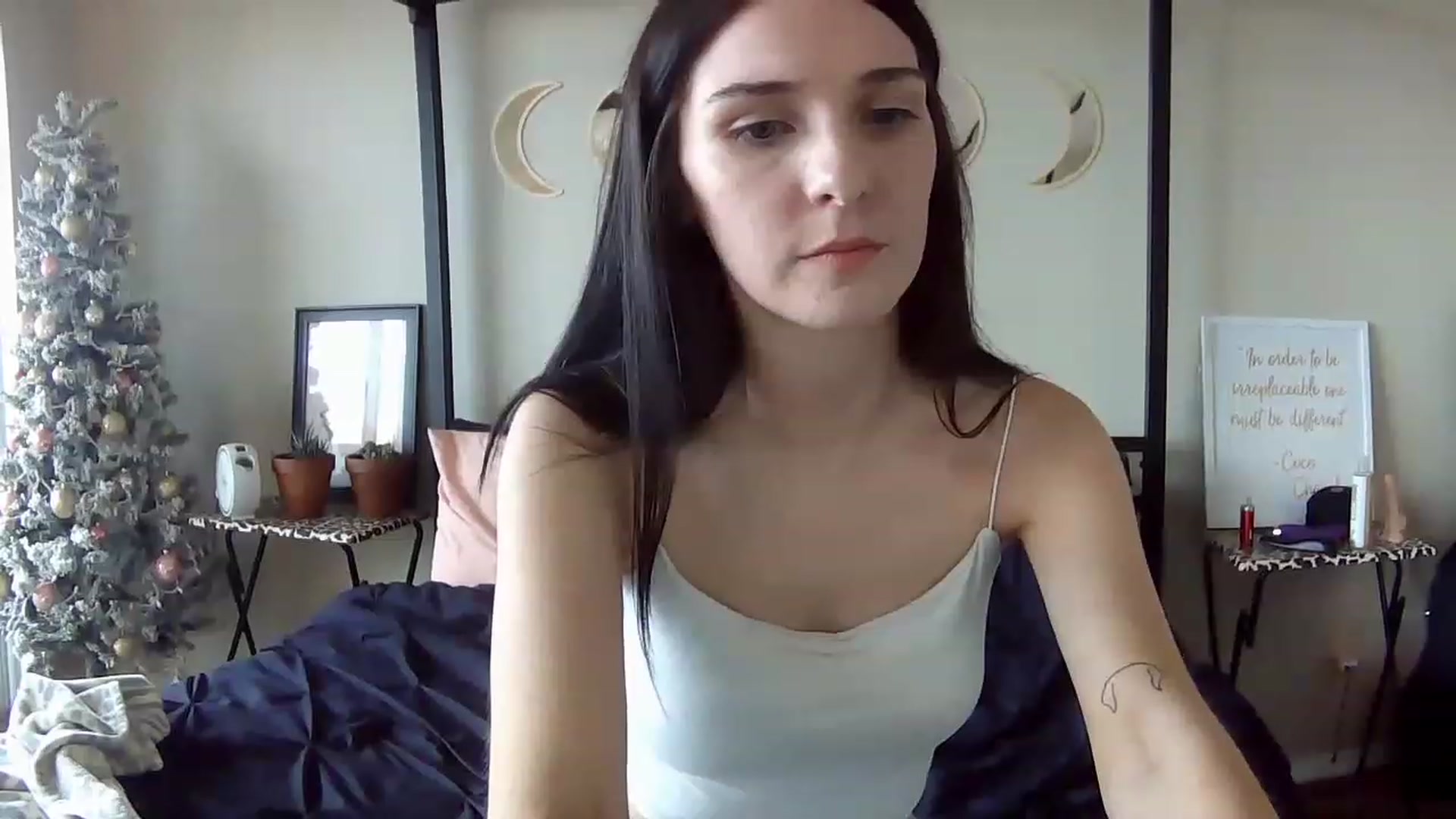 Gallery image thumbnail from AquariusBabe6's myfreecams stream on, 12/08/2022, 20:07 image 10 of 20