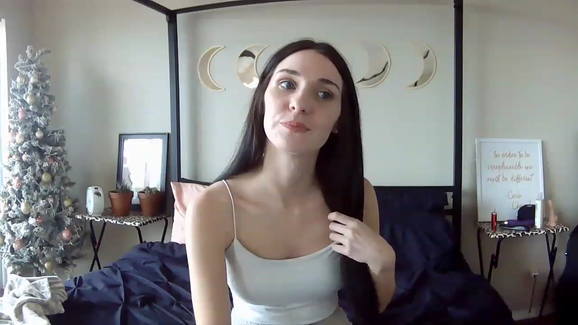 Gallery image thumbnail from AquariusBabe6's myfreecams stream on, 12/08/2022, 20:07 image 6 of 20