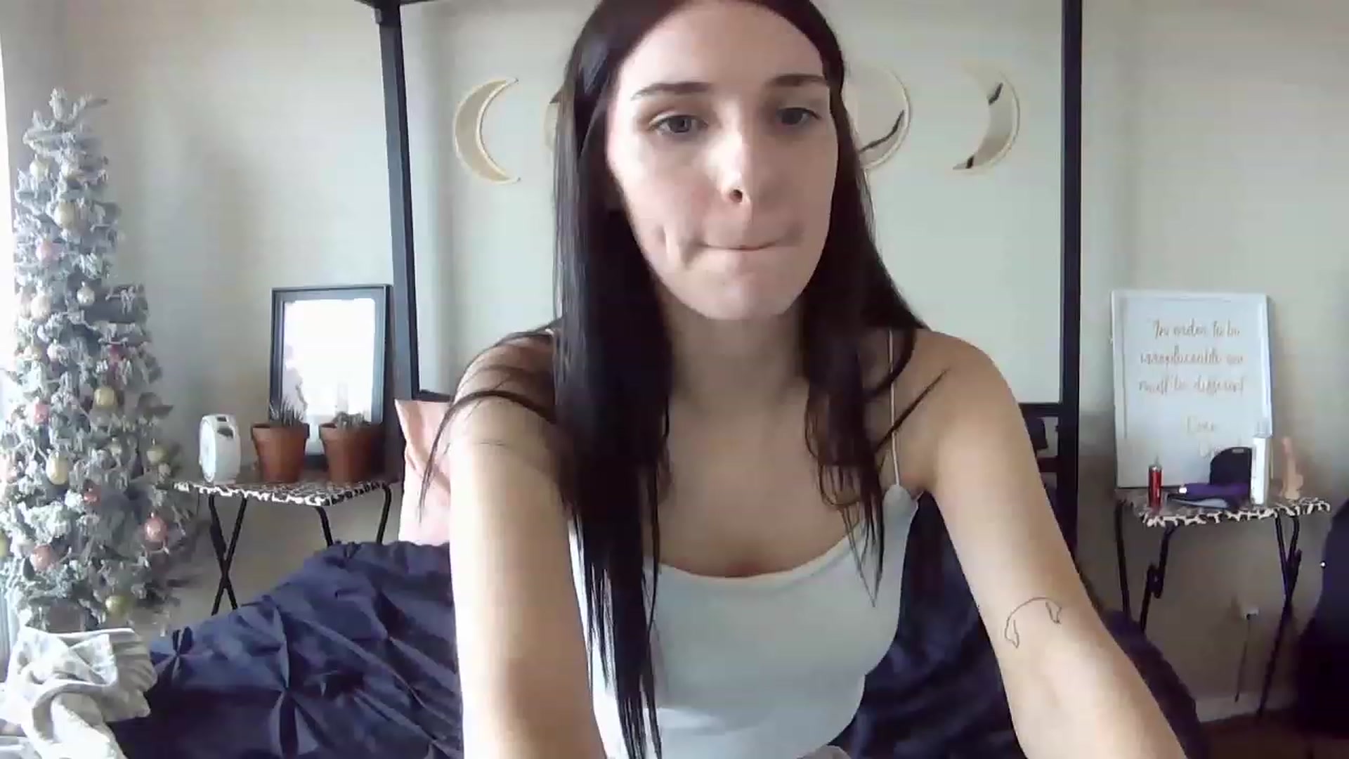 Gallery image thumbnail from AquariusBabe6's myfreecams stream on, 12/08/2022, 20:07 image 9 of 20