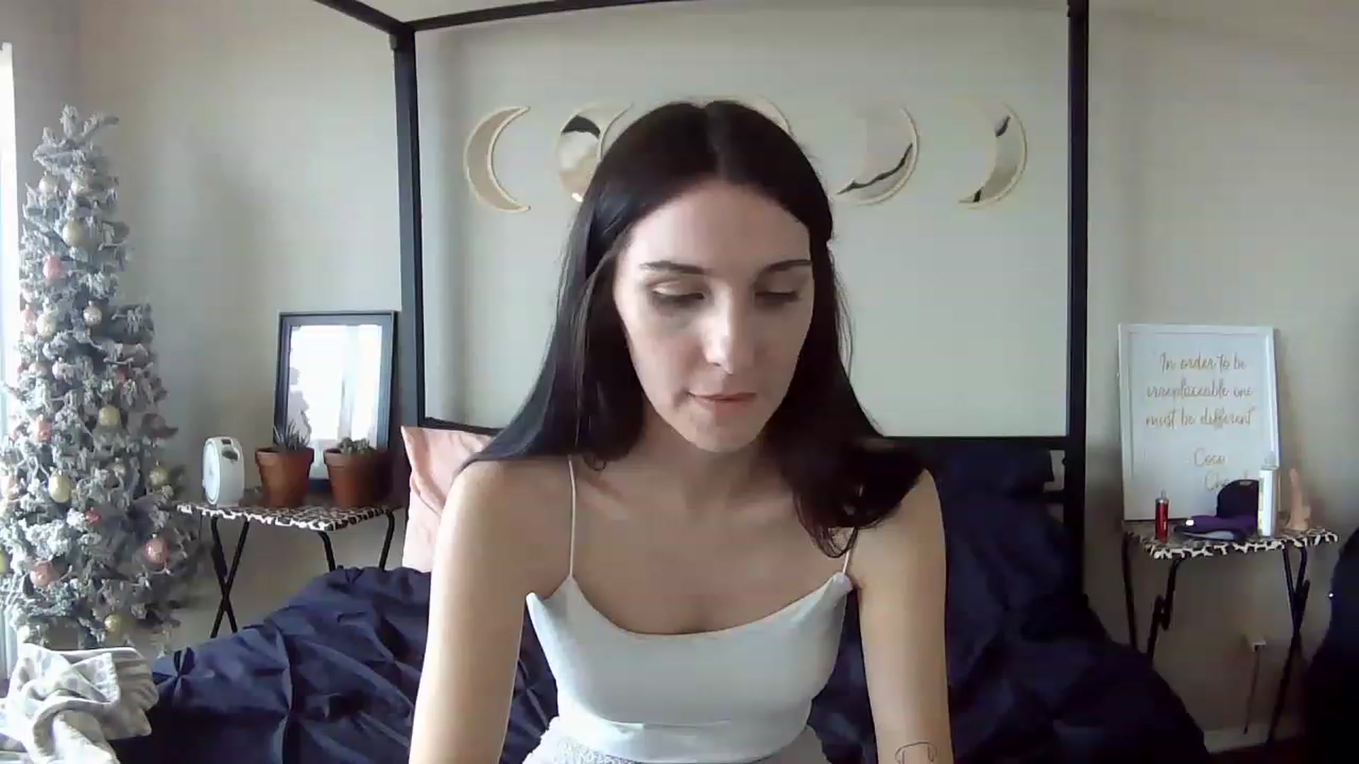 Gallery image thumbnail from AquariusBabe6's myfreecams stream on, 12/08/2022, 20:07 image 5 of 20