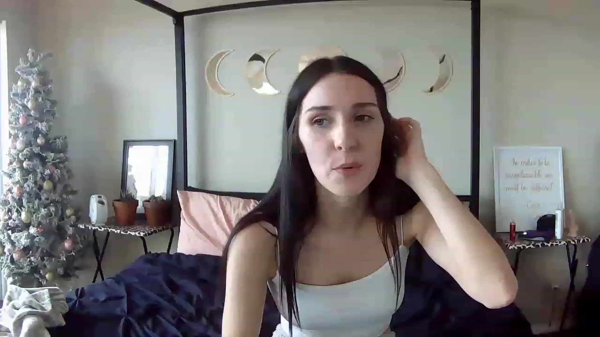 Gallery image thumbnail from AquariusBabe6's myfreecams stream on, 12/08/2022, 20:07 image 17 of 20