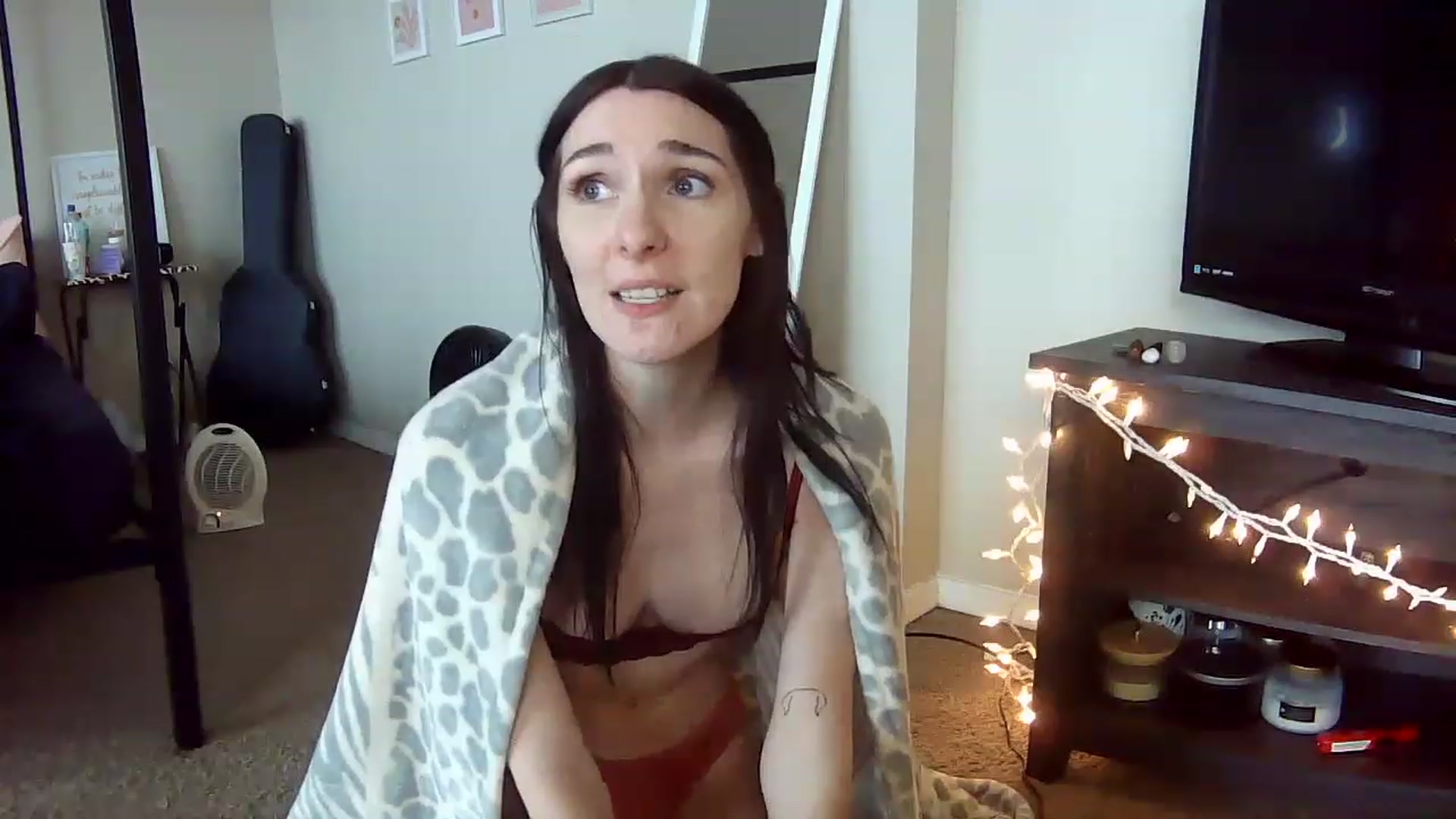 Gallery image thumbnail from AquariusBabe6's myfreecams stream on, 12/22/2022, 15:40 image 13 of 20