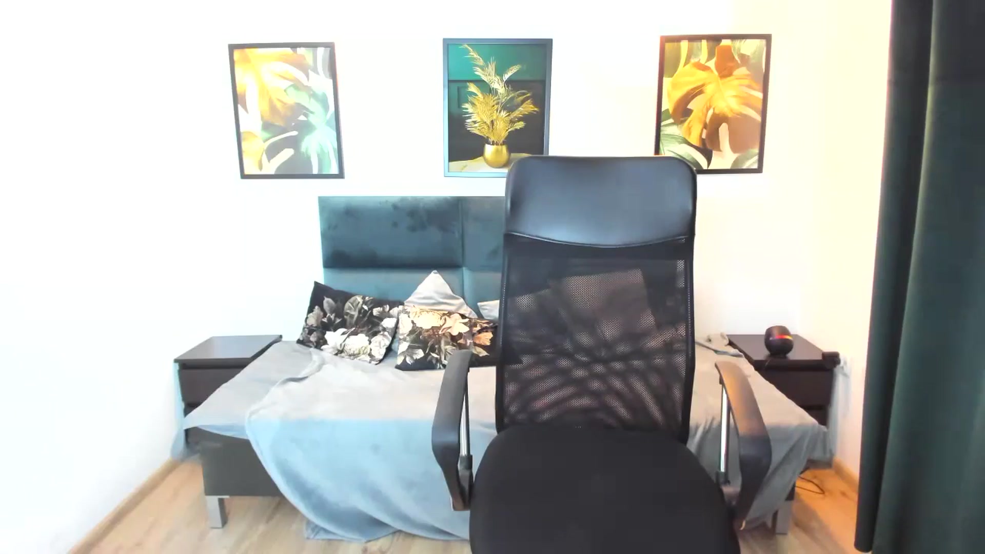 Gallery image thumbnail from Aquariuss's myfreecams stream on, 06/18/2024, 19:48 image 3 of 20