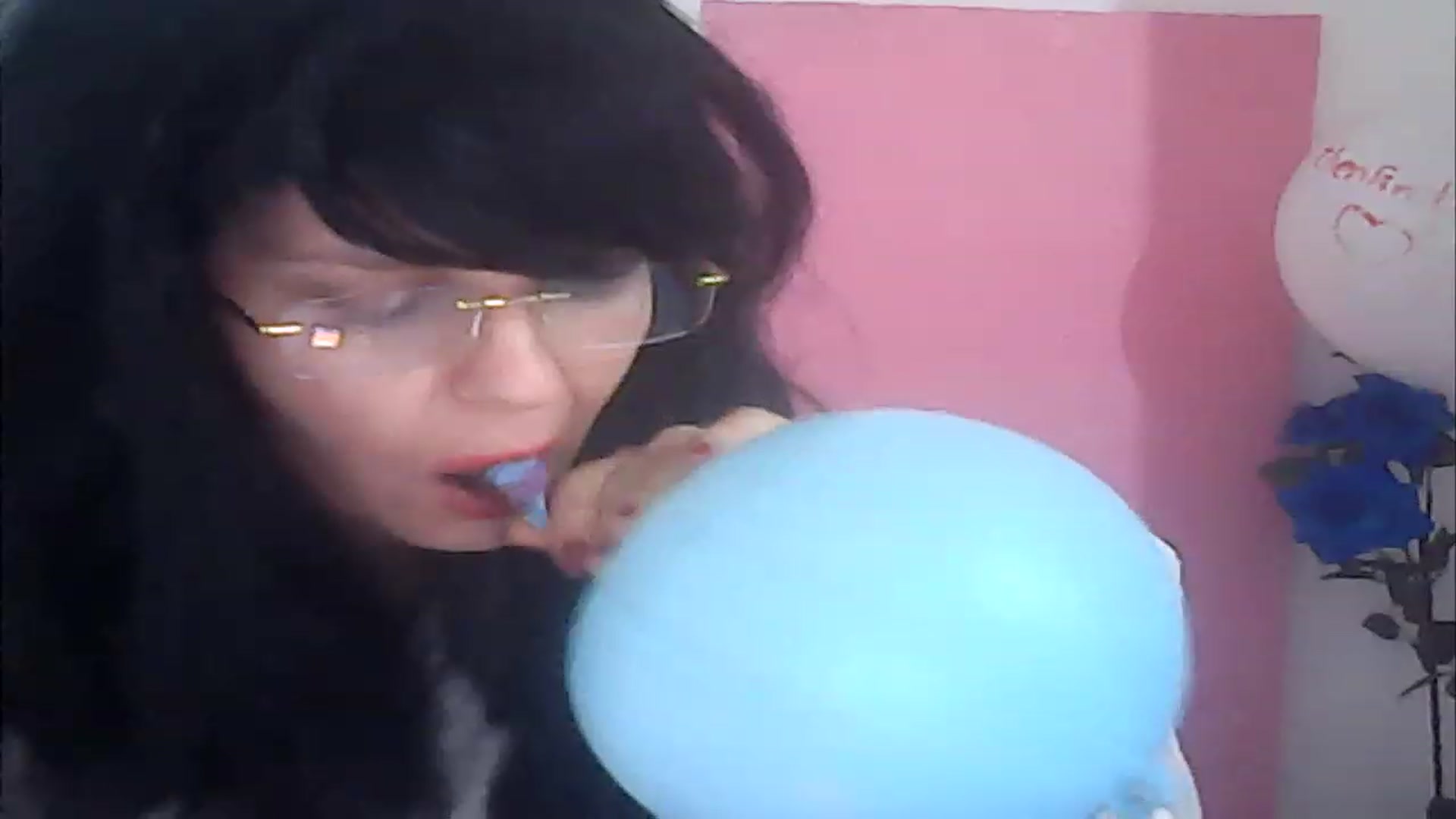 Gallery image thumbnail from AraArtist's myfreecams stream on, 12/25/2022, 23:56 image 12 of 20