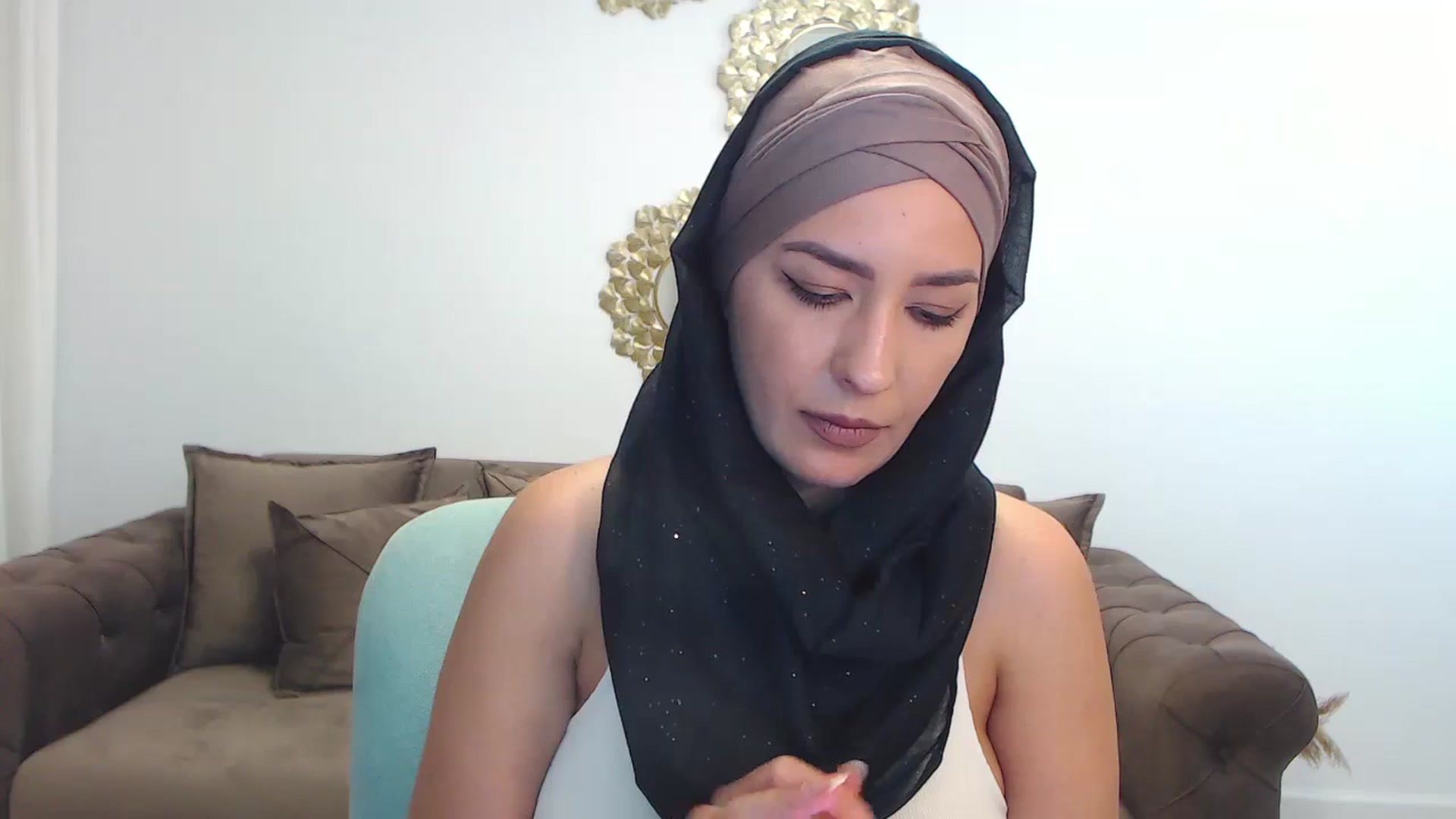 Gallery image thumbnail from Arabian_Woman's myfreecams stream on, 11/18/2023, 19:41 image 7 of 20