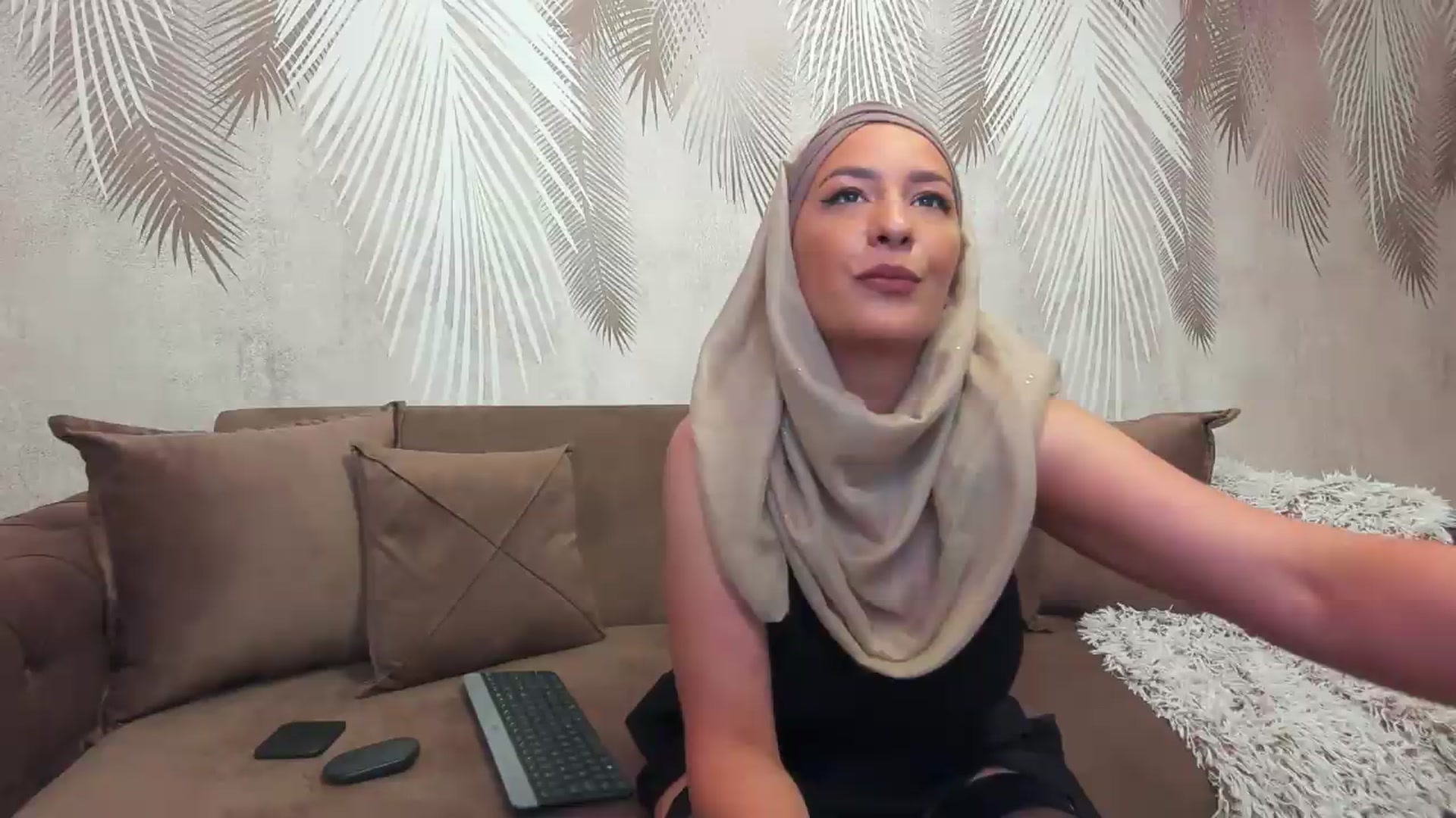 Gallery image thumbnail from Arabian_Woman's myfreecams stream on, 05/27/2026, 19:37 image 15 of 20