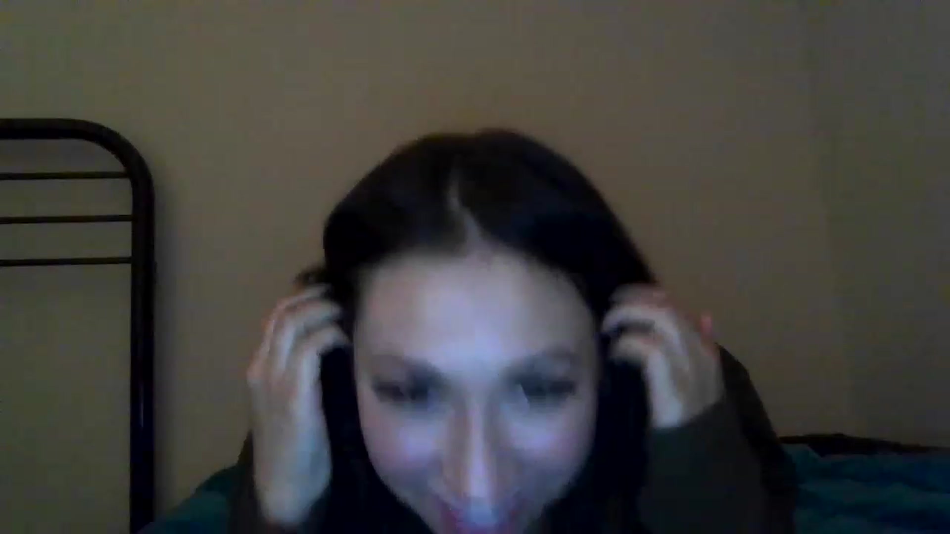 Gallery image thumbnail from Aracelyx3's myfreecams stream on, 12/17/2022, 09:15 image 5 of 20