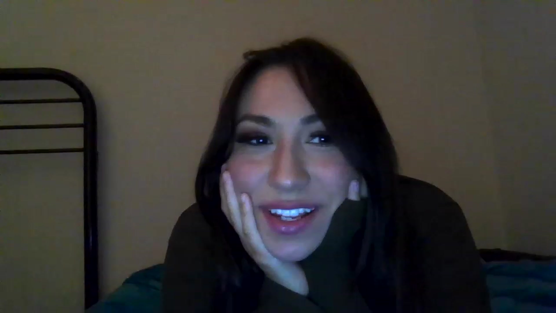Gallery image thumbnail from Aracelyx3's myfreecams stream on, 12/17/2022, 09:15 image 4 of 20