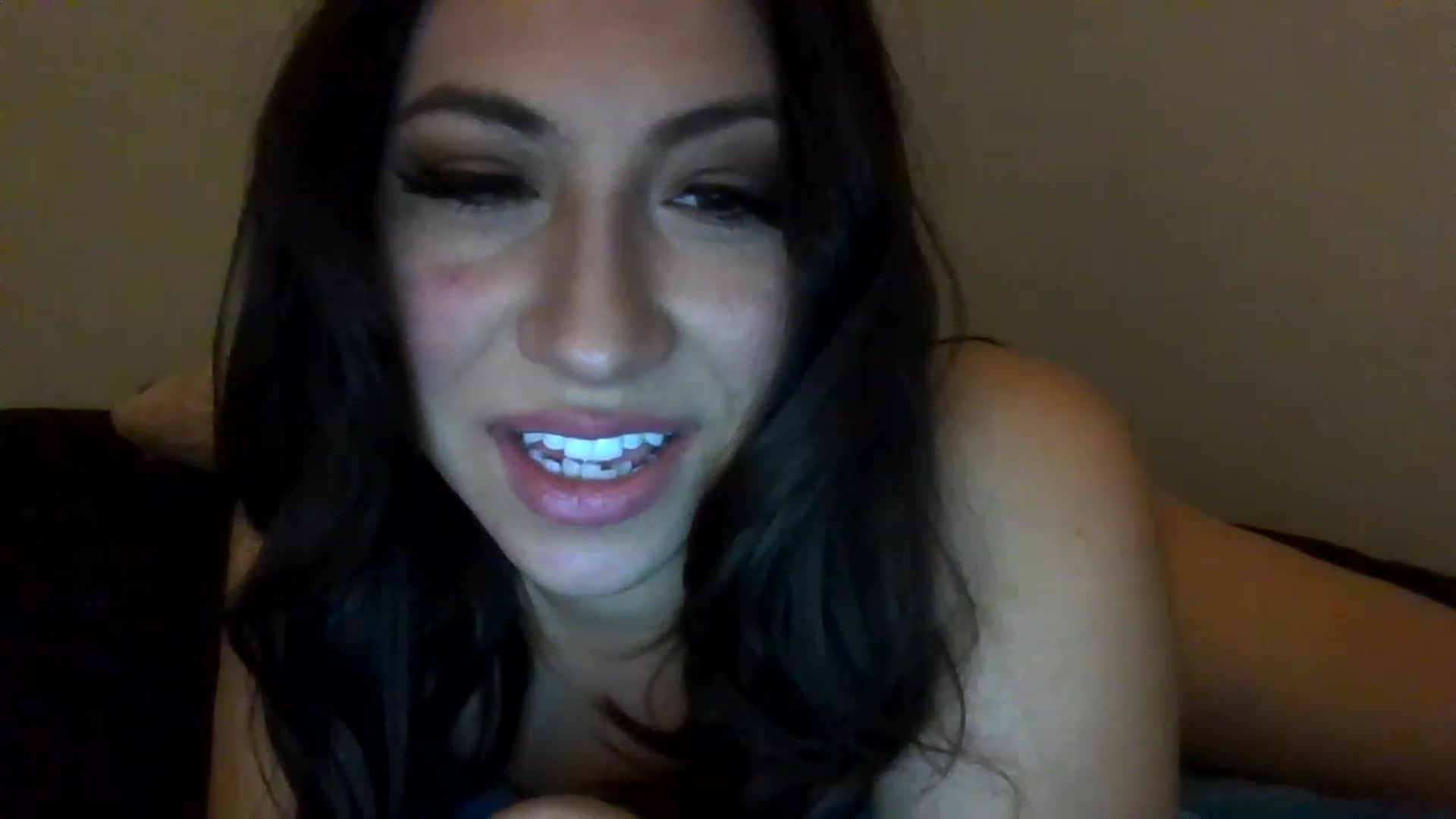 Gallery image thumbnail from Aracelyx3's myfreecams stream on, 12/18/2022, 10:23 image 18 of 20