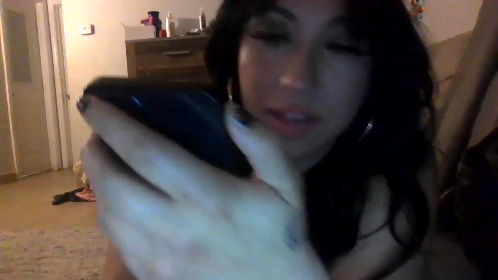 Gallery image thumbnail from Aracelyx3's myfreecams stream on, 02/19/2023, 08:39 image 13 of 20