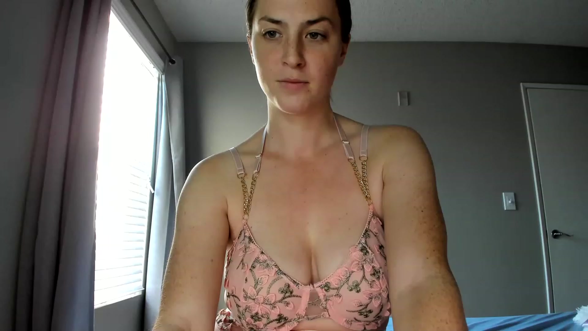 Gallery image thumbnail from Araisyours's myfreecams stream on, 11/25/2022, 16:37 image 12 of 20