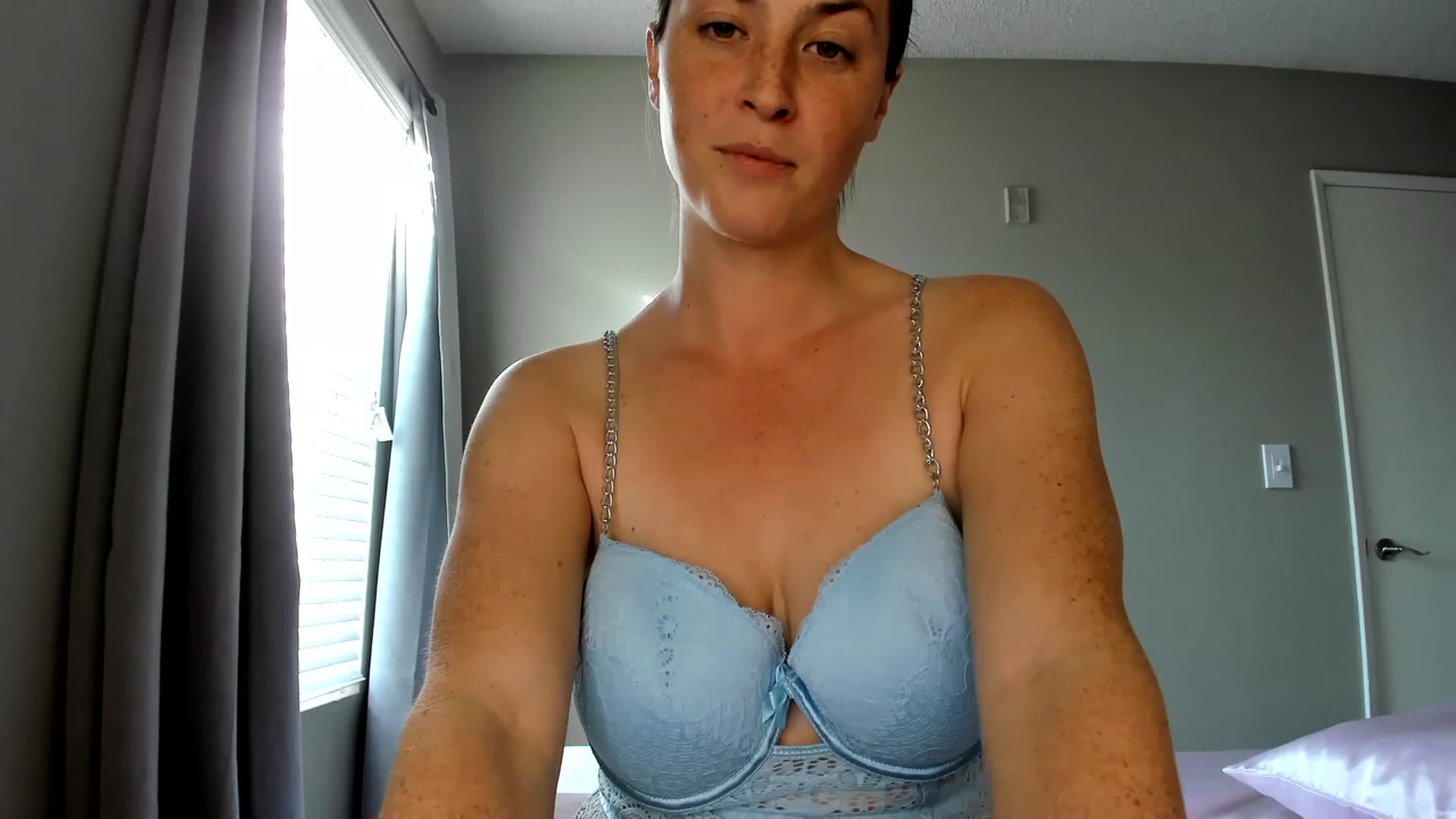 Gallery image thumbnail from Araisyours's myfreecams stream on, 12/16/2022, 17:52 image 15 of 20