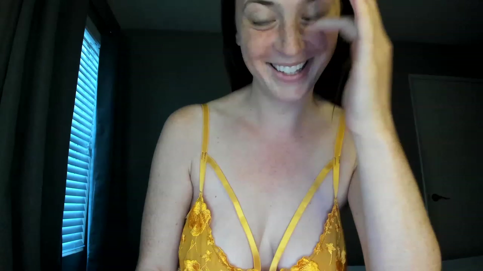 Gallery image thumbnail from Araisyours's myfreecams stream on, 12/19/2022, 15:28 image 12 of 20