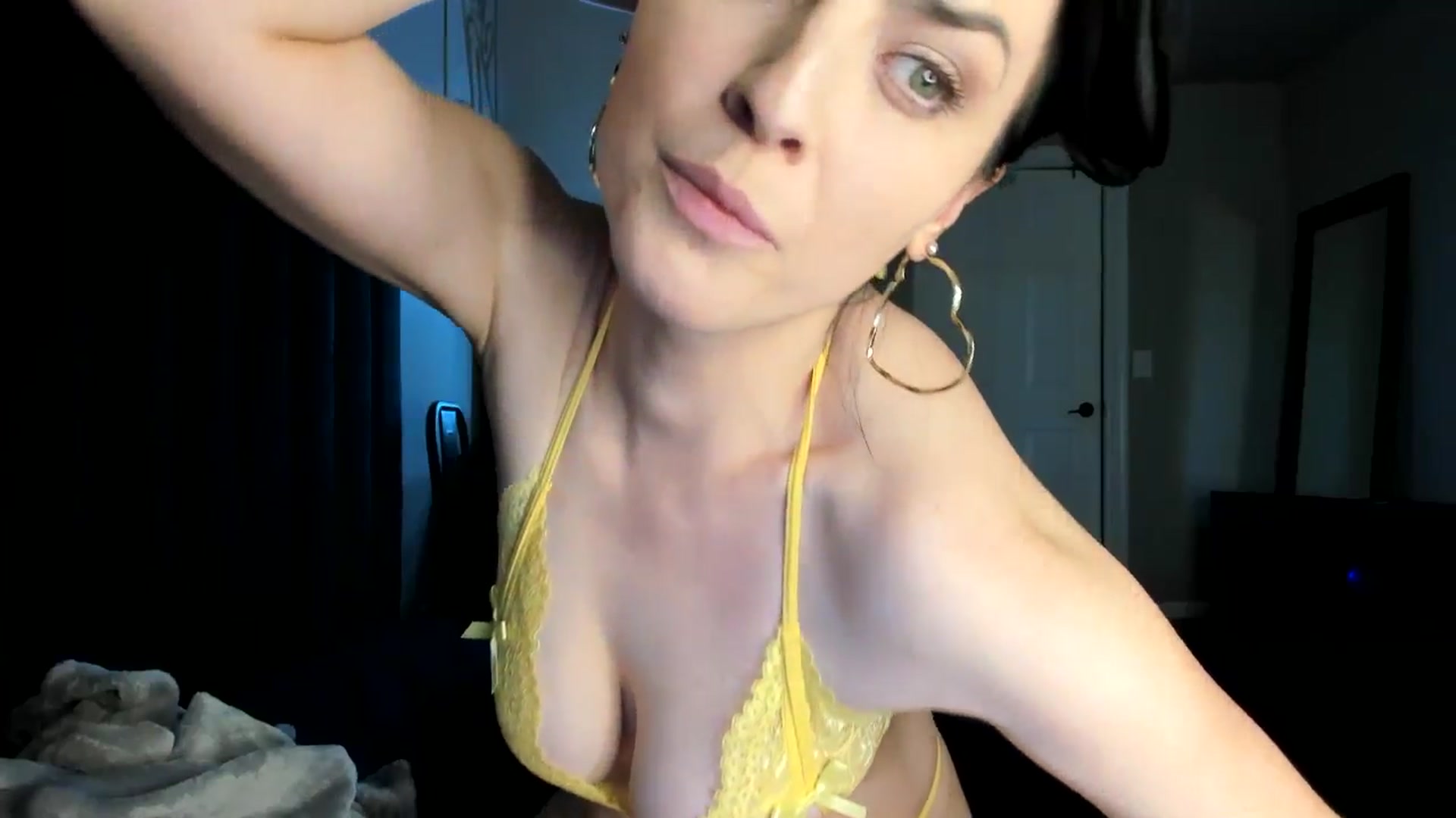 Gallery image thumbnail from Araisyours's myfreecams stream on, 05/19/2024, 13:36 image 5 of 20