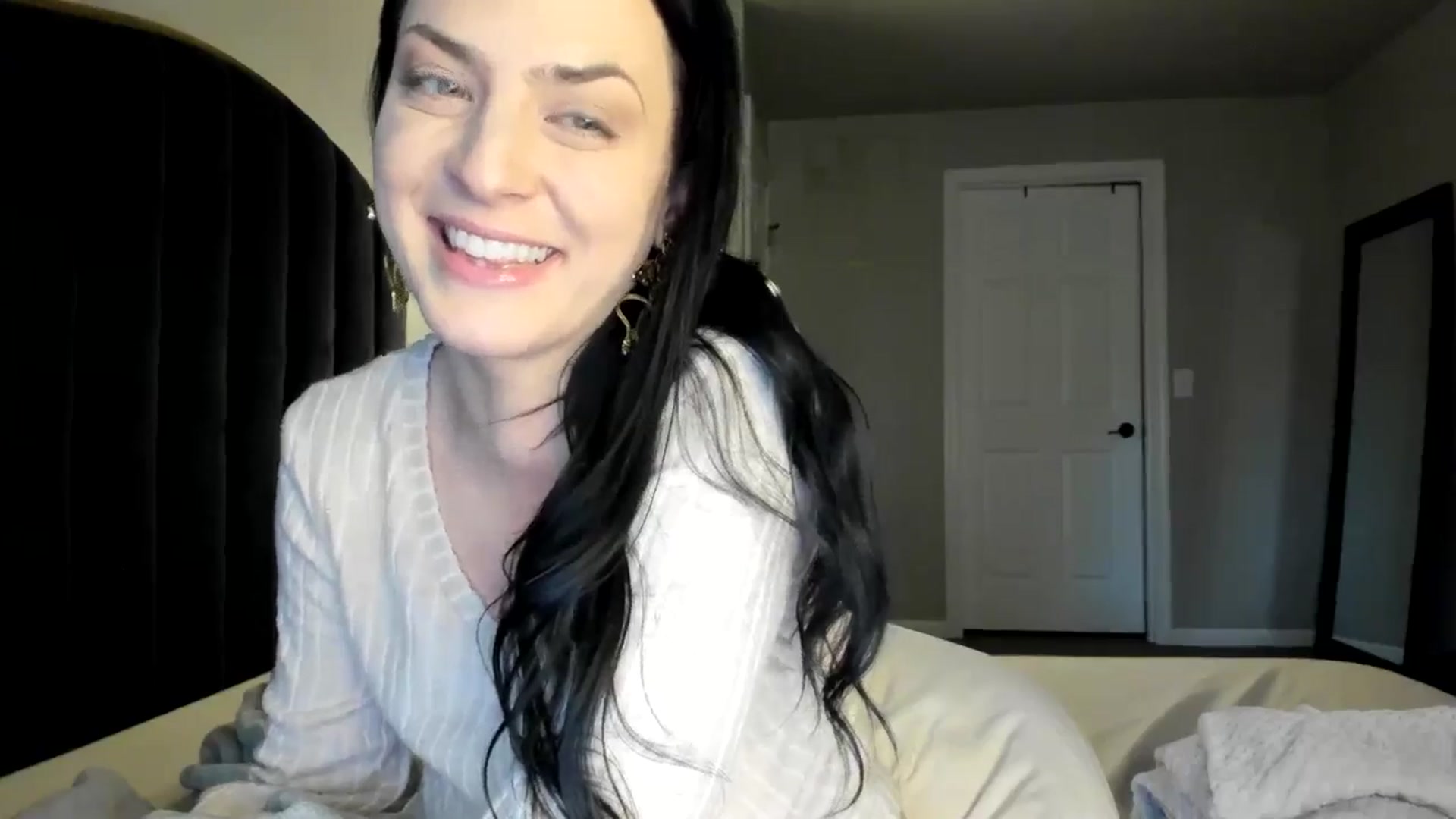 Gallery image thumbnail from Araisyours's myfreecams stream on, 07/25/2024, 14:07 image 19 of 20