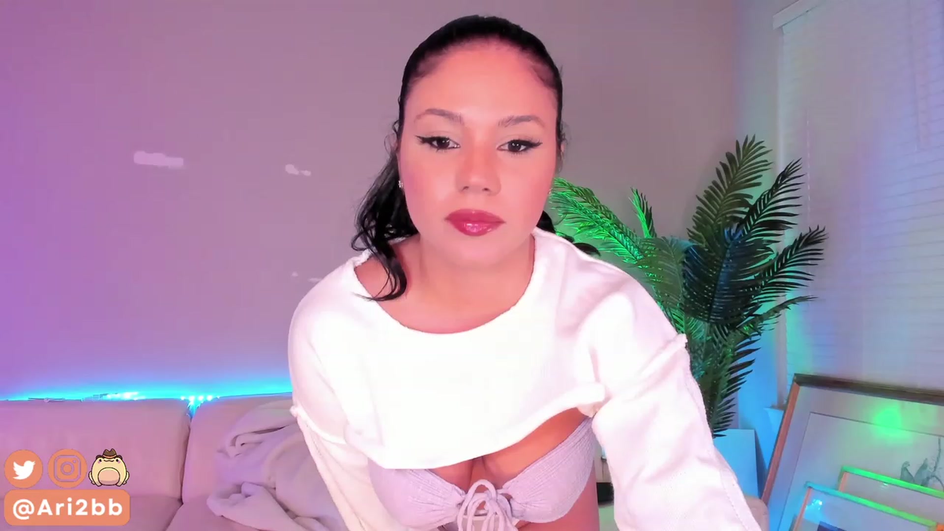 Gallery image thumbnail from Ari2b's myfreecams stream on, 03/17/2023, 01:00 image 7 of 20