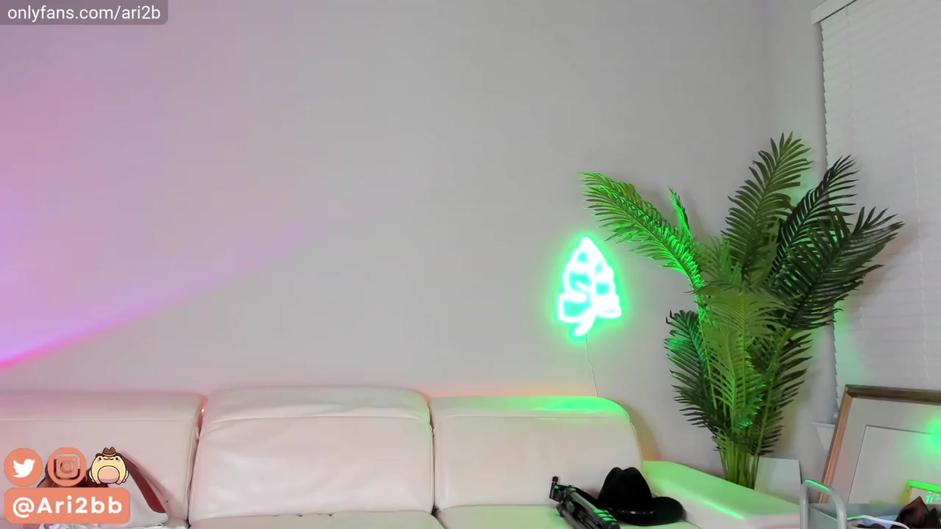Gallery image thumbnail from Ari2b's myfreecams stream on, 04/21/2023, 03:07 image 3 of 20