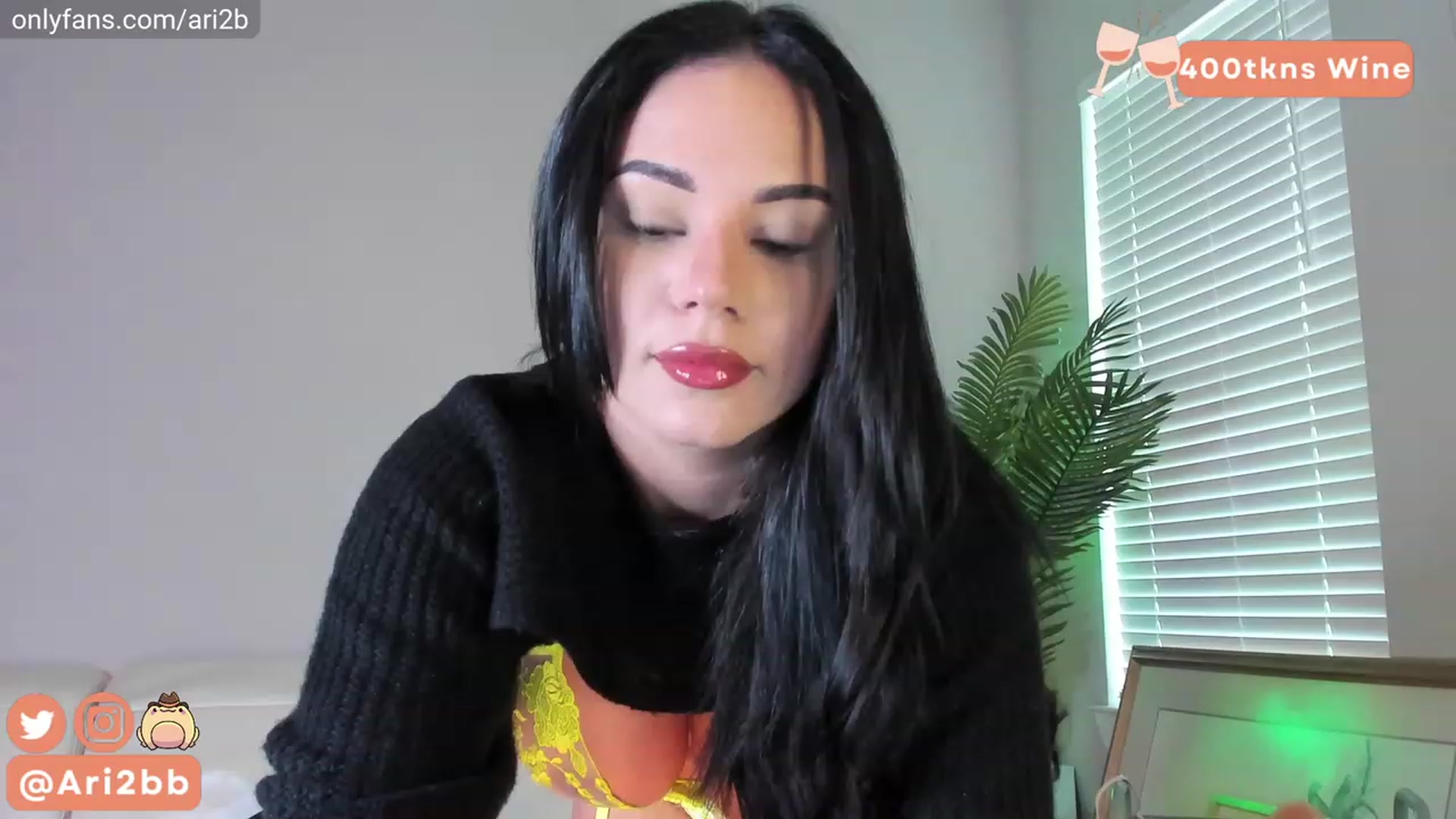 Gallery image thumbnail from Ari2b's myfreecams stream on, 06/06/2023, 24:08 image 12 of 20