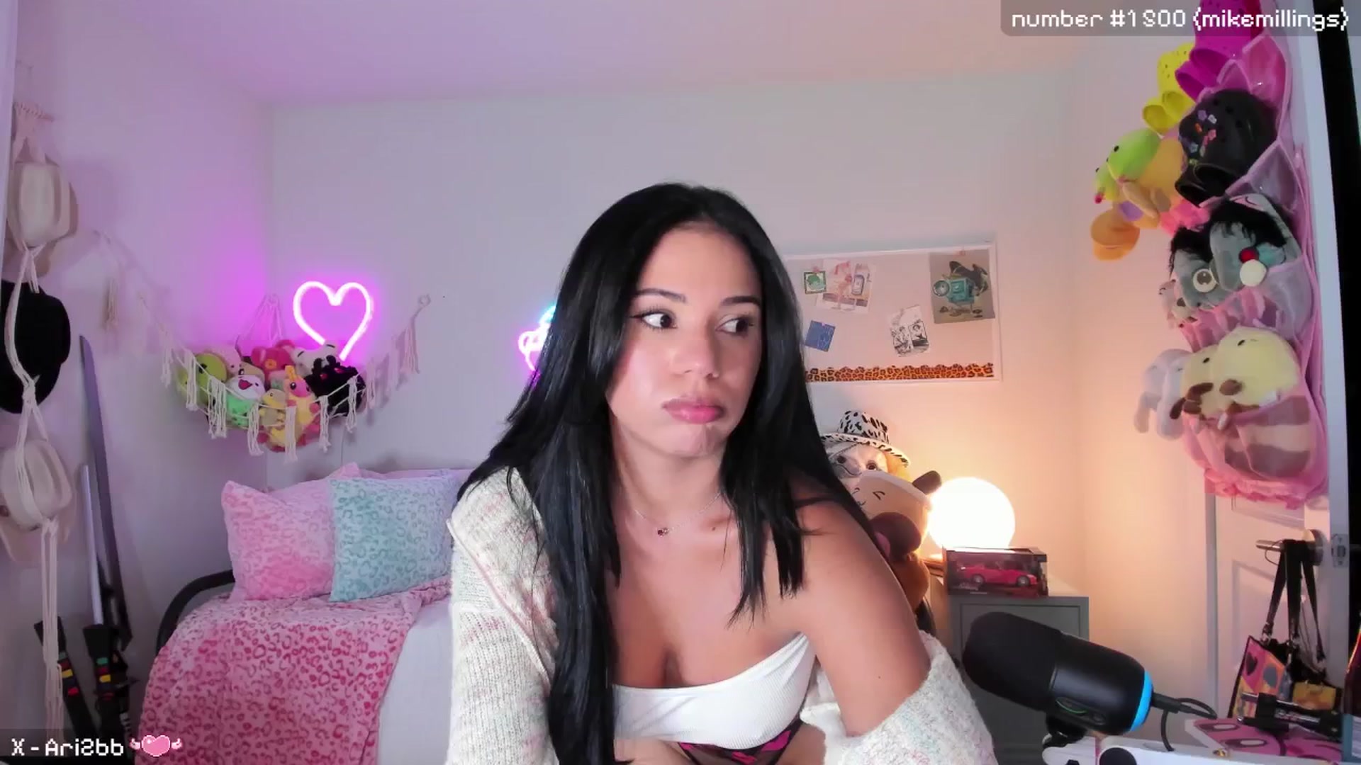 Gallery image thumbnail from Ari2b's myfreecams stream on, 10/21/2024, 05:02 image 19 of 20