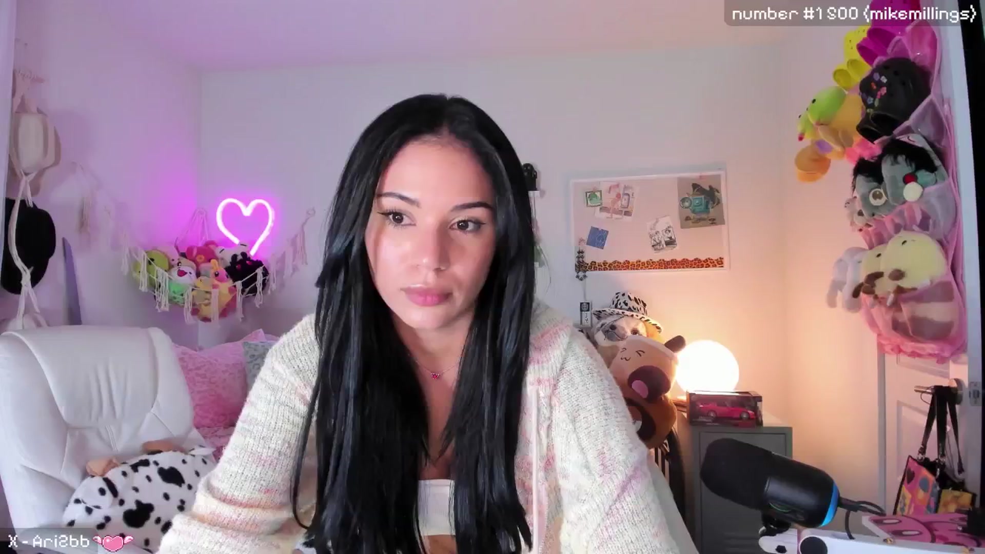 Gallery image thumbnail from Ari2b's myfreecams stream on, 10/21/2024, 06:24 image 19 of 20