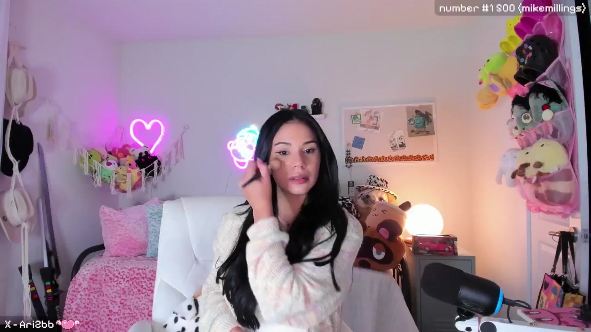Gallery image thumbnail from Ari2b's myfreecams stream on, 10/21/2024, 06:24 image 17 of 20