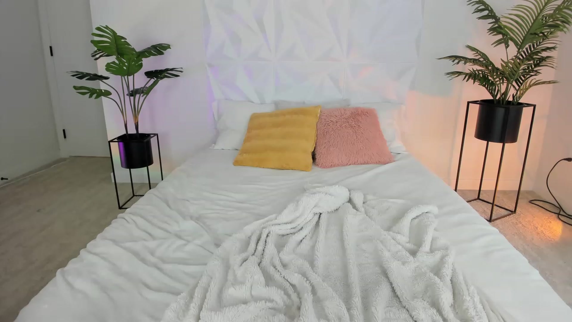 Gallery image thumbnail from AriaO's myfreecams stream on, 04/19/2023, 01:20 image 10 of 20