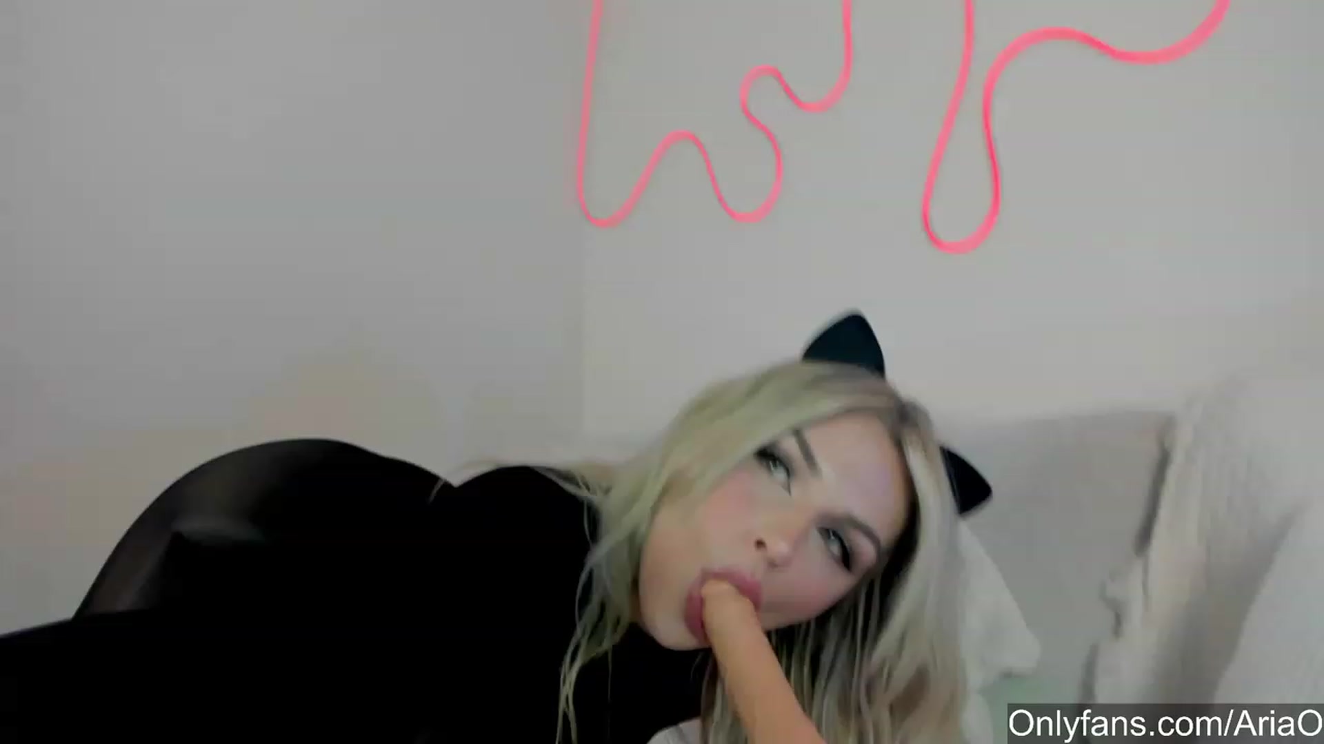 Gallery image thumbnail from AriaO's myfreecams stream on, 10/31/2023, 03:03 image 14 of 20