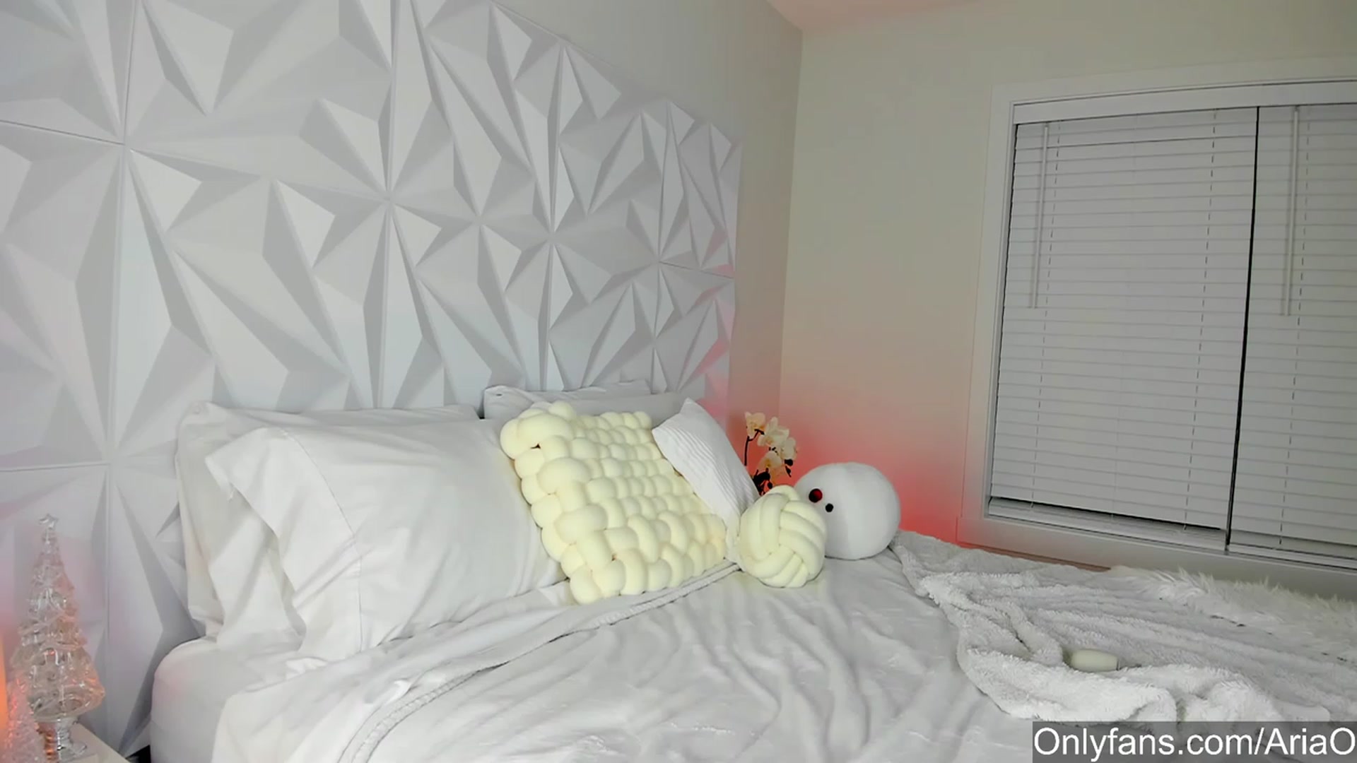Gallery image thumbnail from AriaO's myfreecams stream on, 12/08/2023, 03:49 image 10 of 20