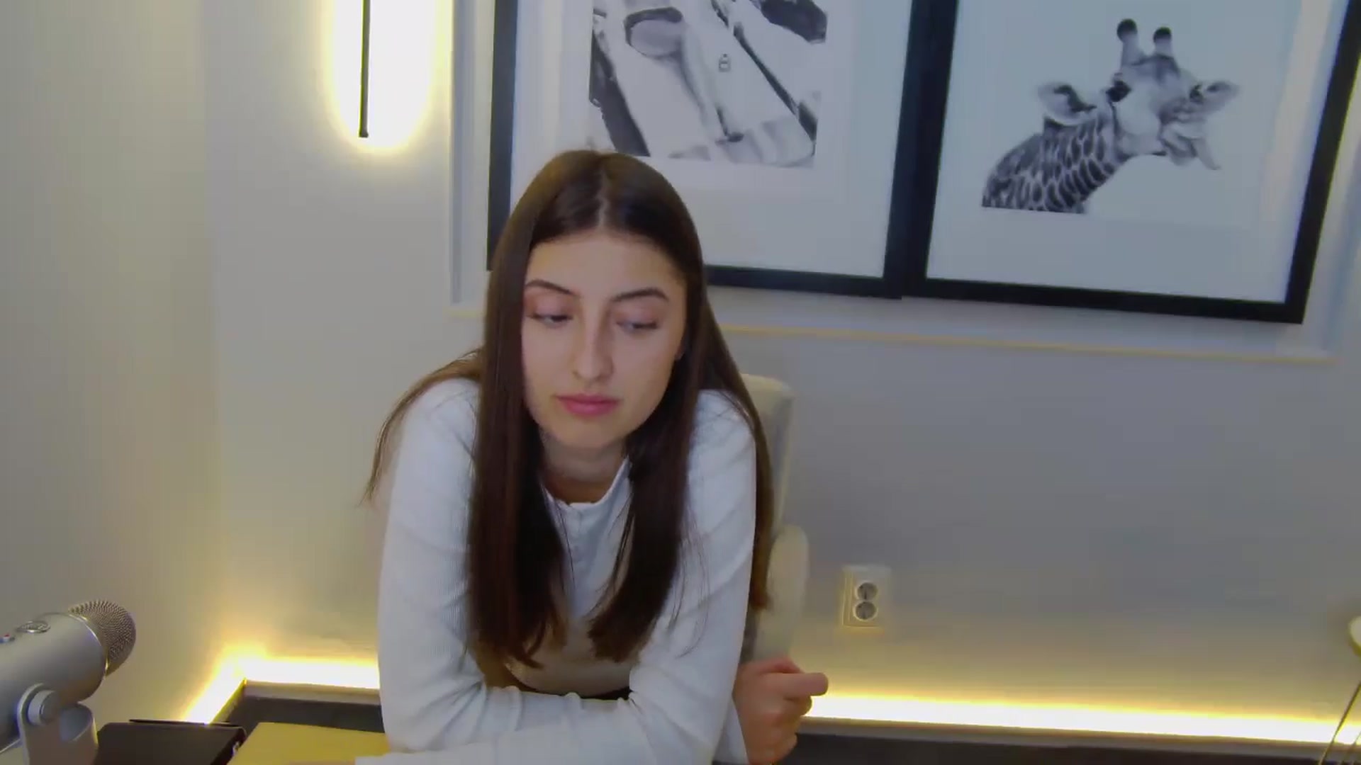 Gallery image thumbnail from Aria_P's myfreecams stream on, 04/14/2026, 10:34 image 14 of 20