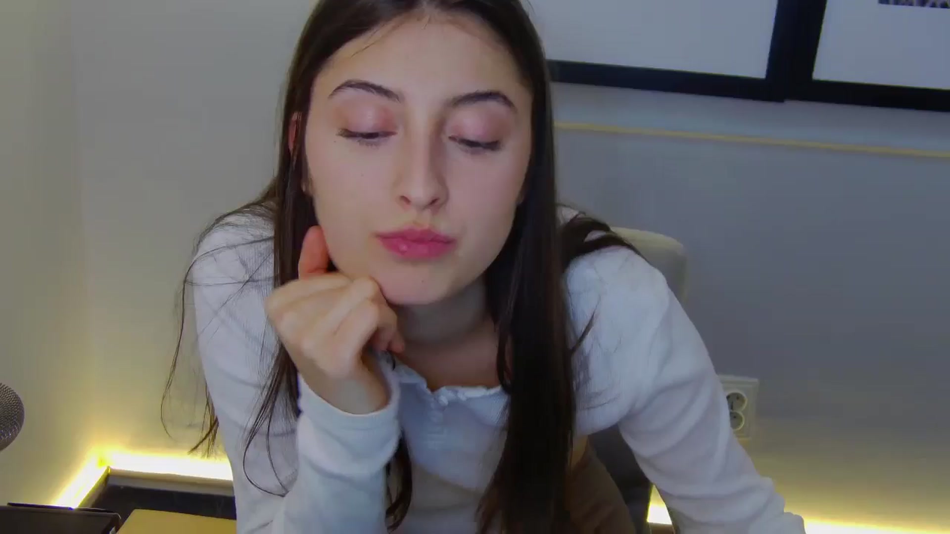 Gallery image thumbnail from Aria_P's myfreecams stream on, 04/14/2026, 15:55 image 1 of 20