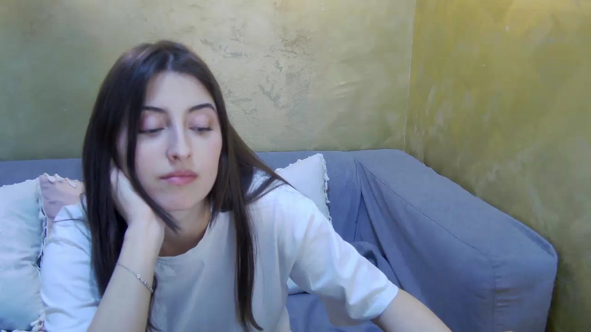 Gallery image thumbnail from Aria_P's myfreecams stream on, 04/16/2026, 12:53 image 13 of 20