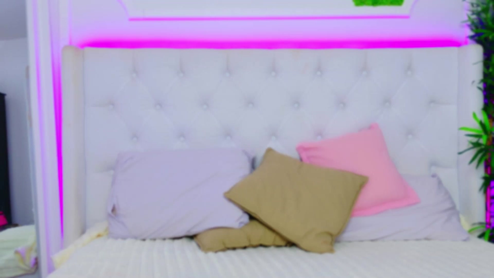 Gallery image thumbnail from AriannaSins's myfreecams stream on, 01/08/2025, 21:36 image 1 of 20