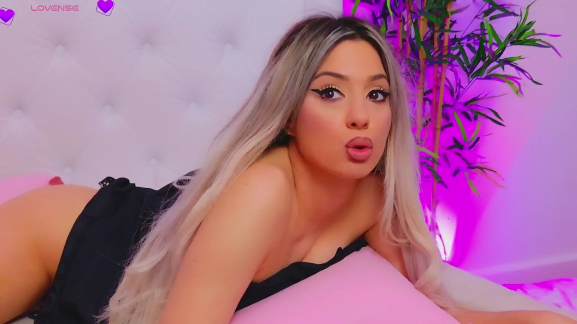 Gallery image thumbnail from AriannaSins's myfreecams stream on, 04/16/2025, 20:04 image 2 of 20