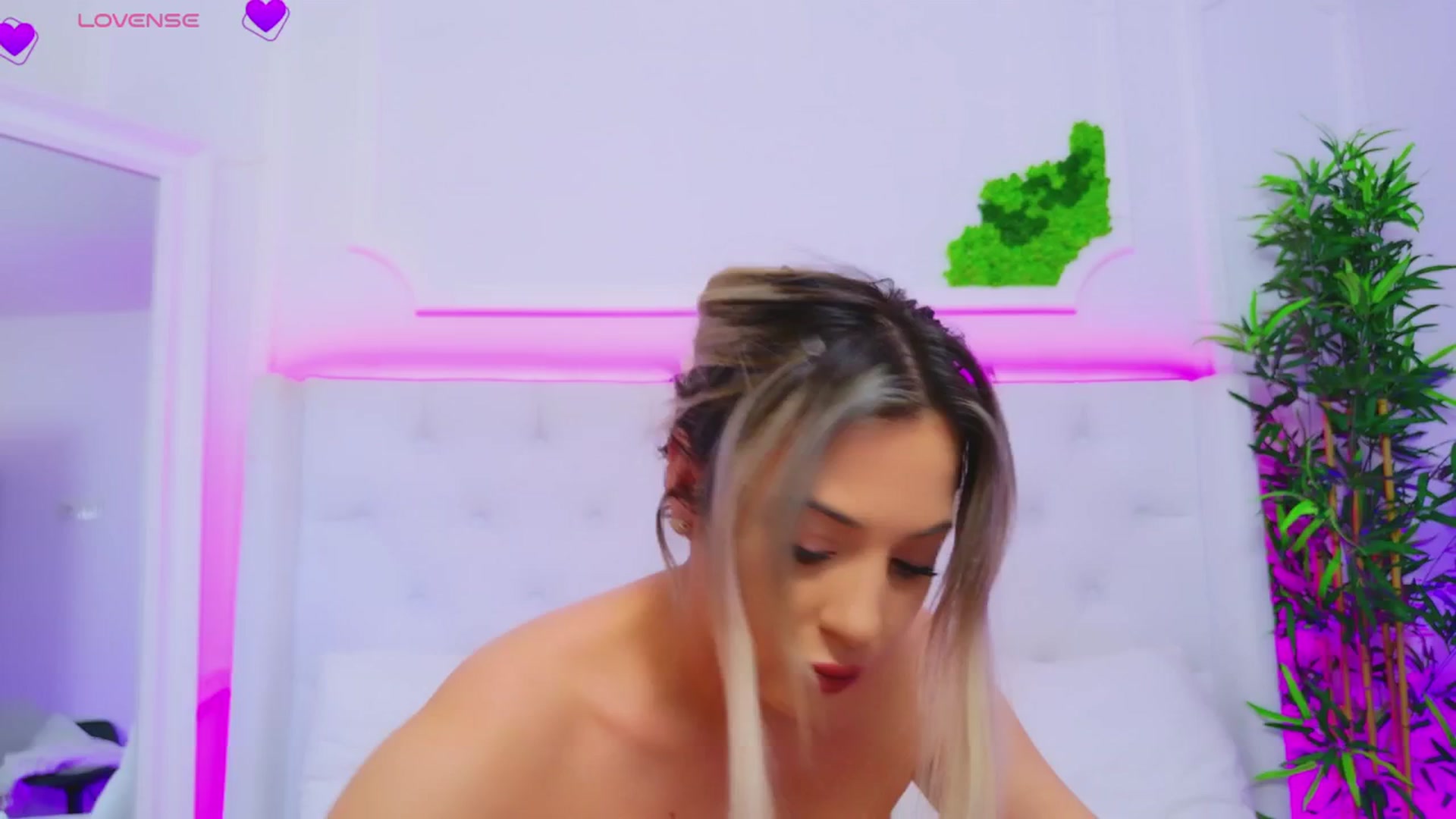 Gallery image thumbnail from AriannaSins's myfreecams stream on, 04/29/2025, 13:11 image 10 of 20