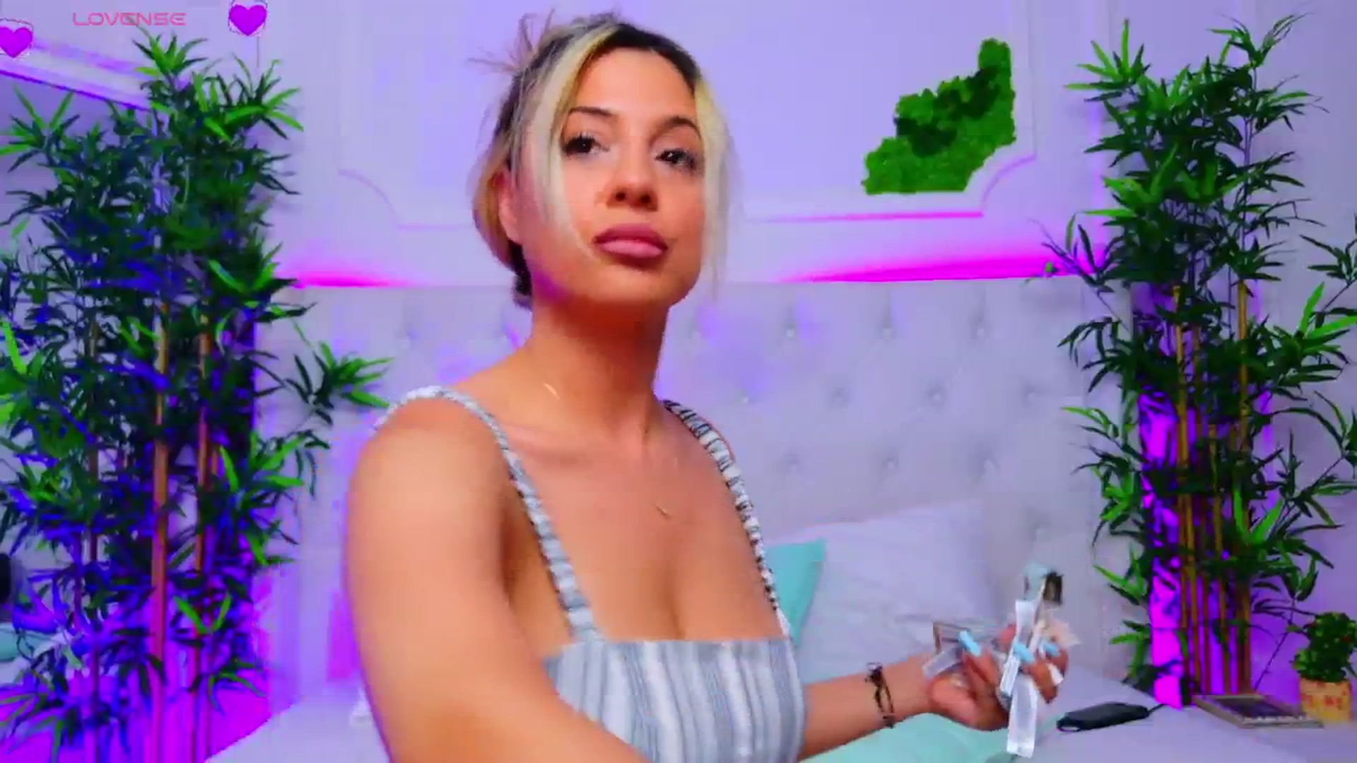 Gallery image thumbnail from AriannaSins's myfreecams stream on, 07/24/2025, 20:00 image 20 of 20