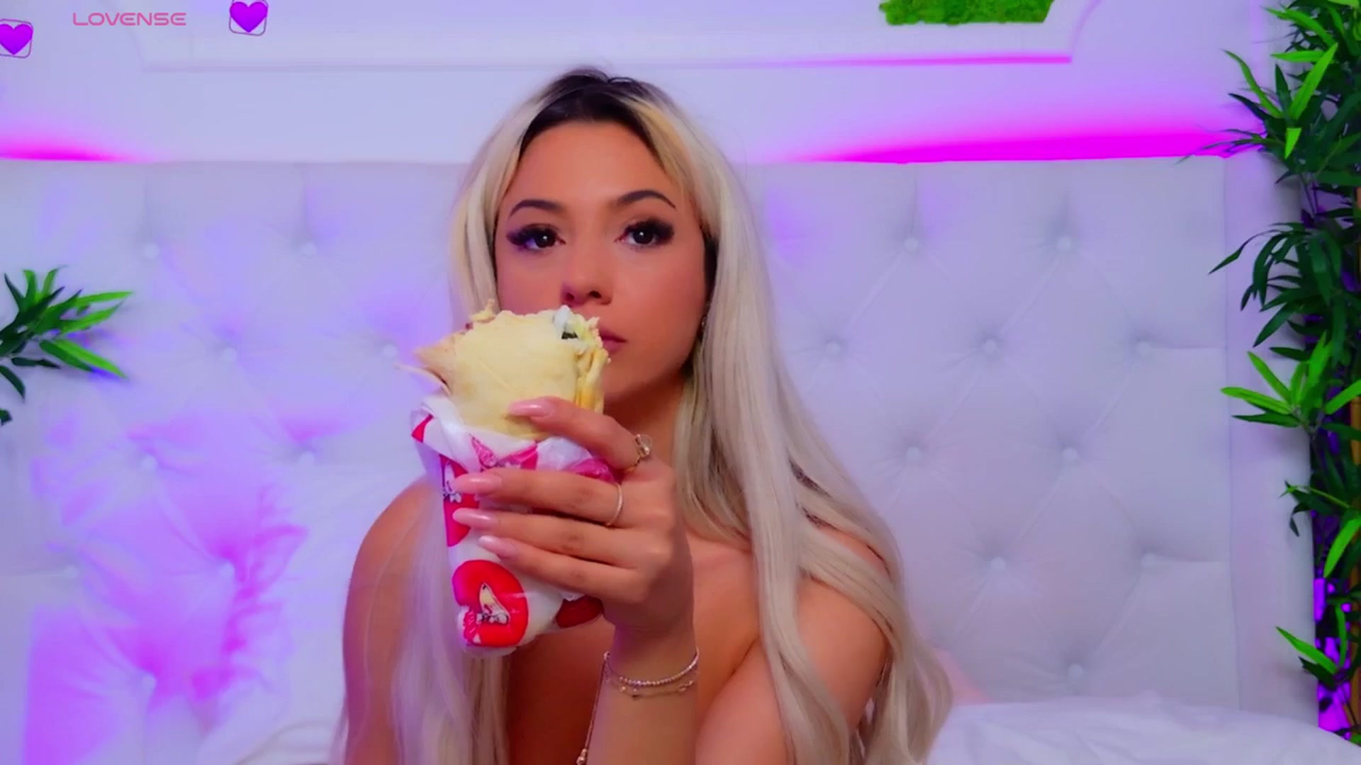 Gallery image thumbnail from AriannaSins's myfreecams stream on, 08/26/2025, 14:34 image 8 of 20