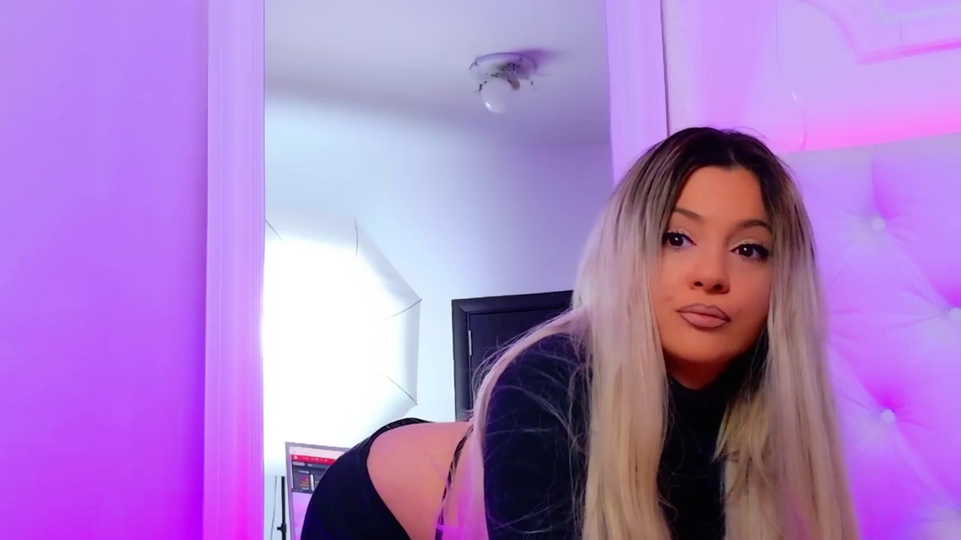Gallery image thumbnail from AriannaSins's myfreecams stream on, 01/26/2026, 14:00 image 14 of 20