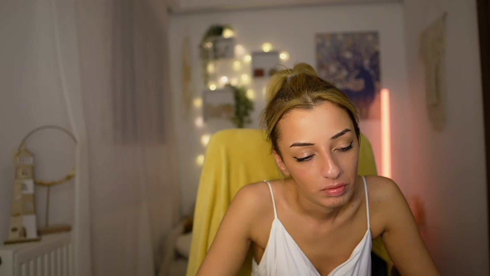 Gallery image thumbnail from Arianna_Nice's myfreecams stream on, 12/18/2023, 23:03 image 14 of 20