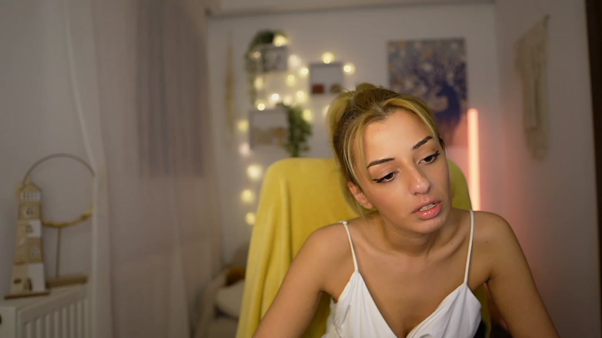 Gallery image thumbnail from Arianna_Nice's myfreecams stream on, 12/18/2023, 23:03 image 9 of 20