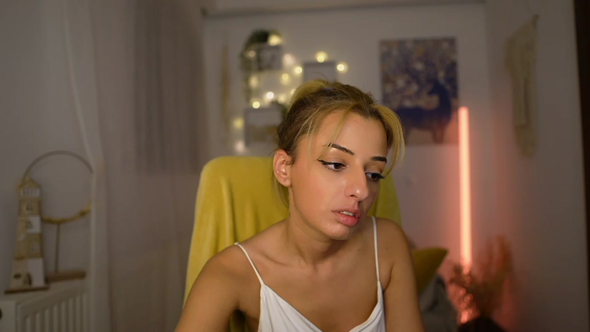 Gallery image thumbnail from Arianna_Nice's myfreecams stream on, 12/18/2023, 23:03 image 11 of 20