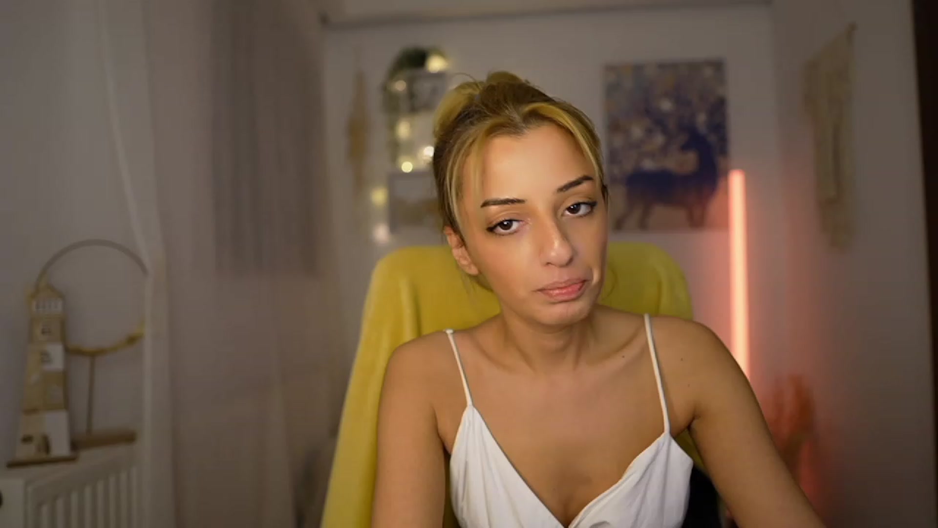 Gallery image thumbnail from Arianna_Nice's myfreecams stream on, 12/18/2023, 23:03 image 8 of 20