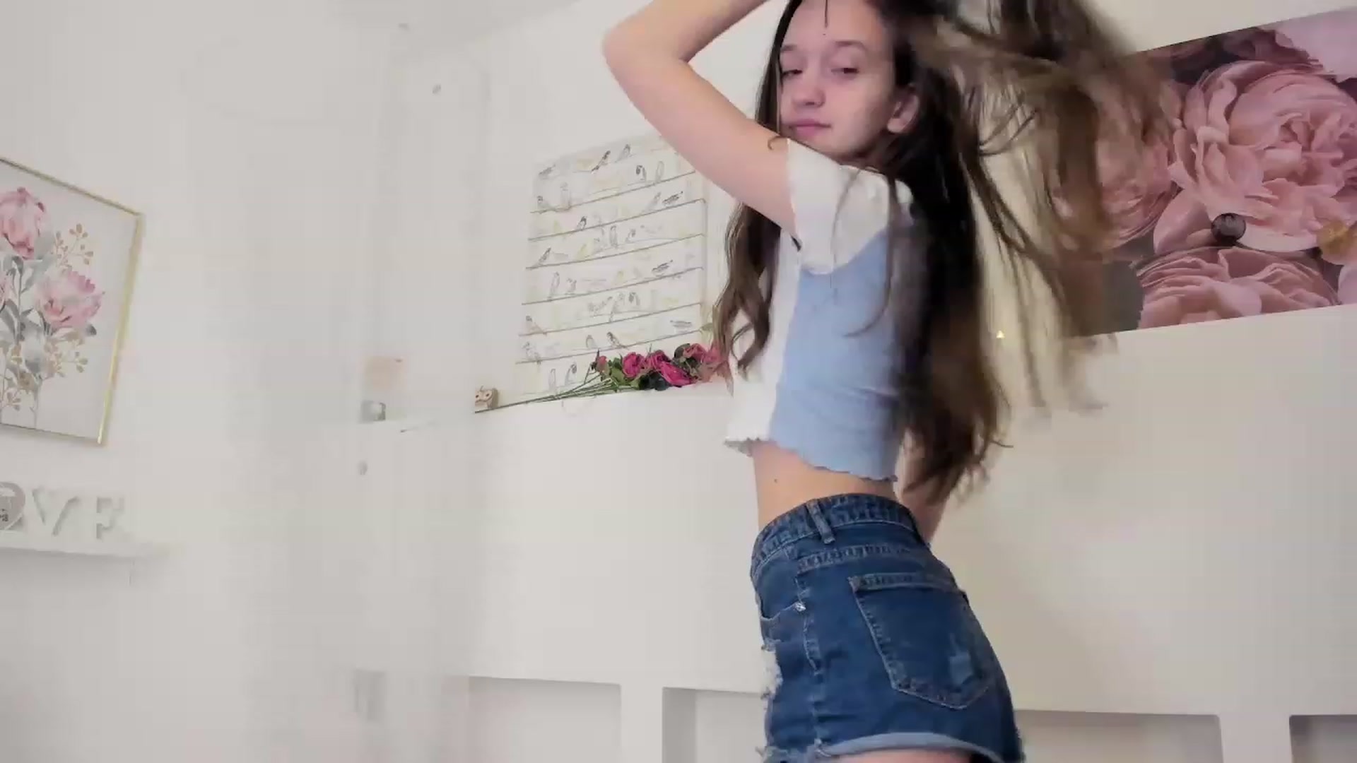 Gallery image thumbnail from AriellaFerra's myfreecams stream on, 03/12/2023, 10:37 image 13 of 20