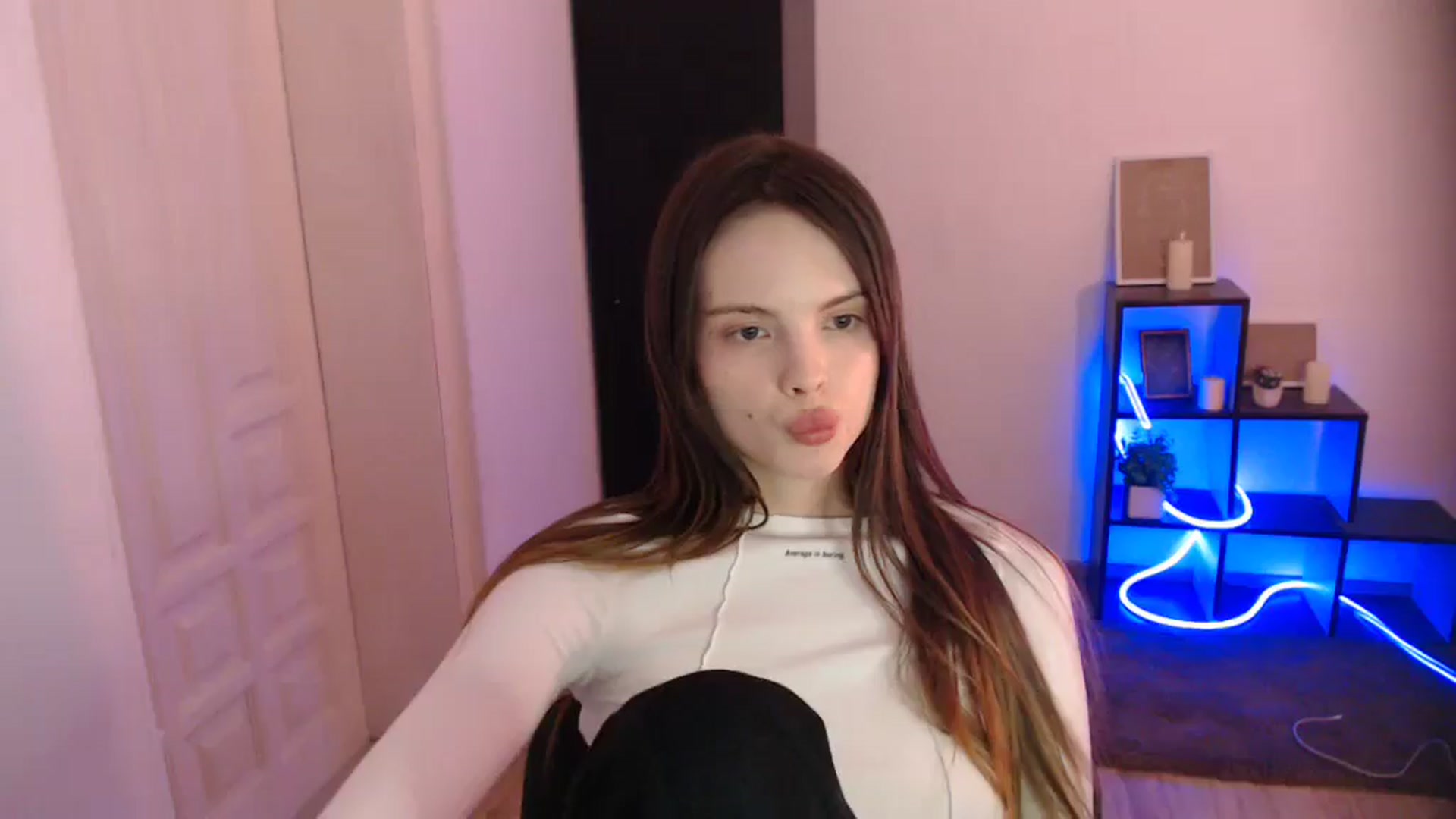 Gallery image thumbnail from Ariella_ari's myfreecams stream on, 12/24/2025, 18:07 image 15 of 20