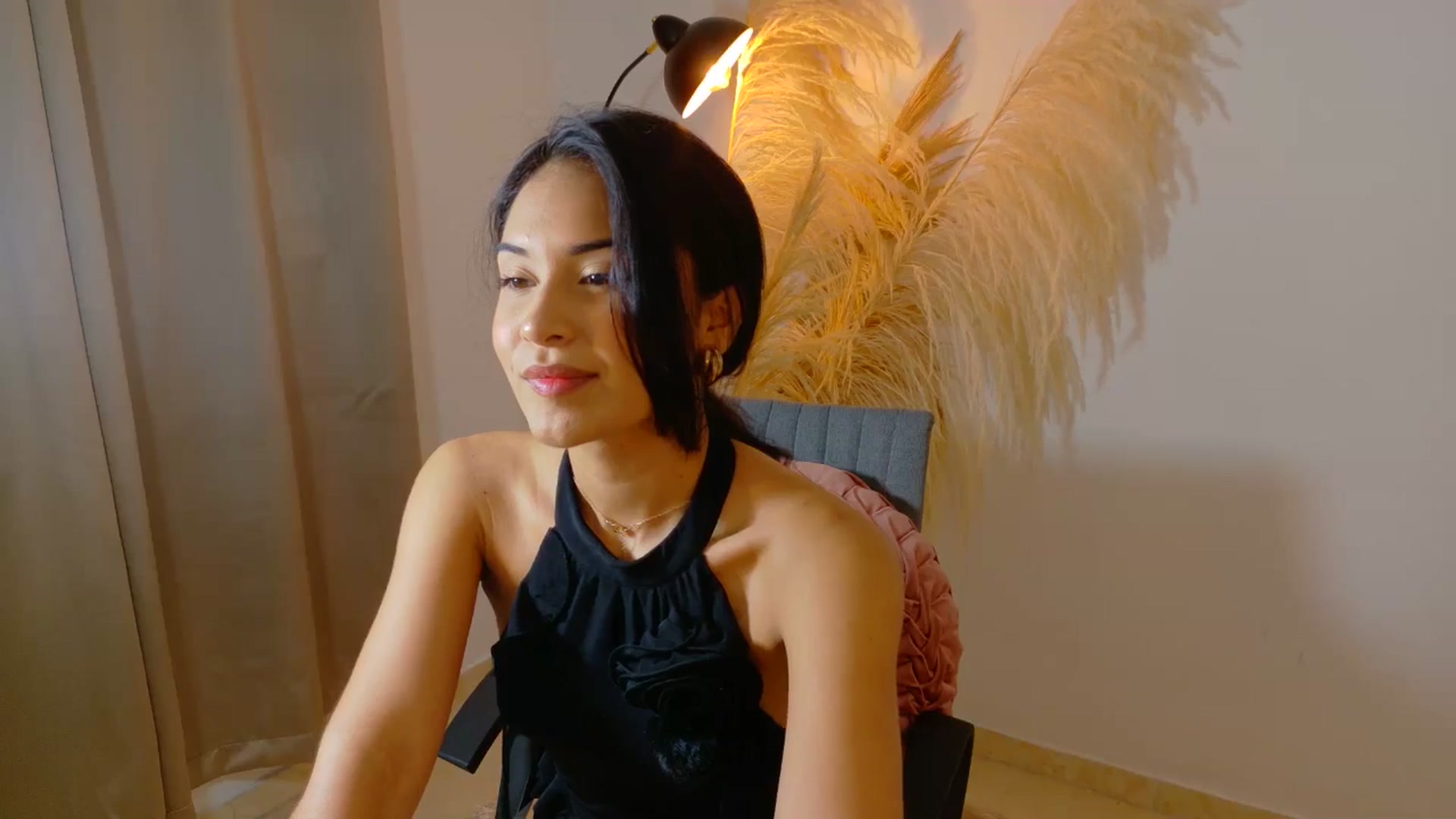 Gallery image thumbnail from Arielle_1's myfreecams stream on, 09/20/2025, 24:03 image 17 of 20