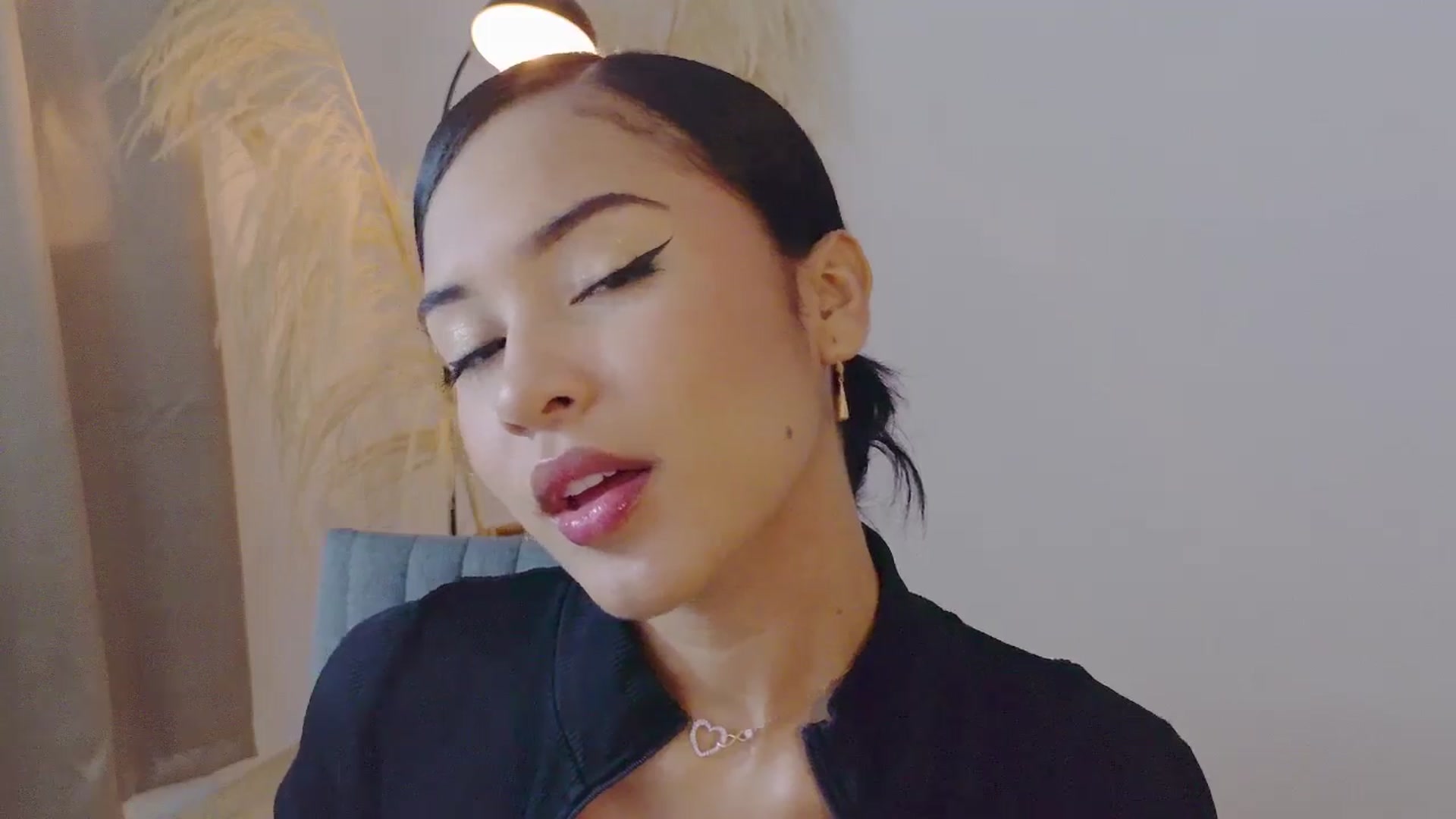 Gallery image thumbnail from Arielle_1's myfreecams stream on, 10/18/2025, 15:37 image 2 of 20