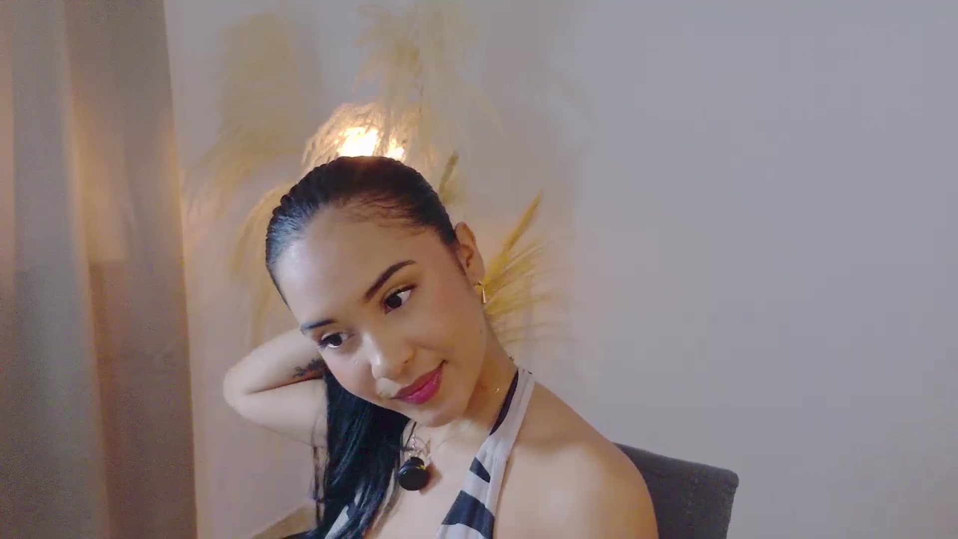 Gallery image thumbnail from Arielle_1's myfreecams stream on, 10/21/2025, 14:43 image 5 of 20