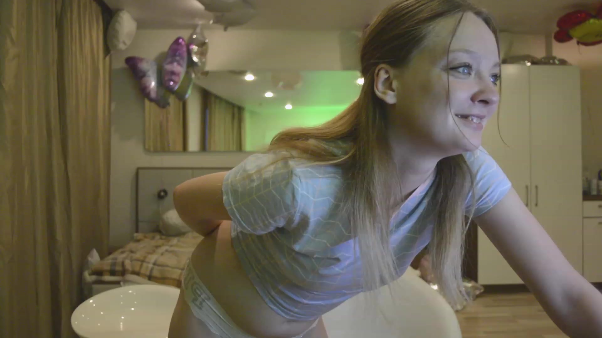 Gallery image thumbnail from Arina_me's myfreecams stream on, 06/02/2023, 21:05 image 18 of 20